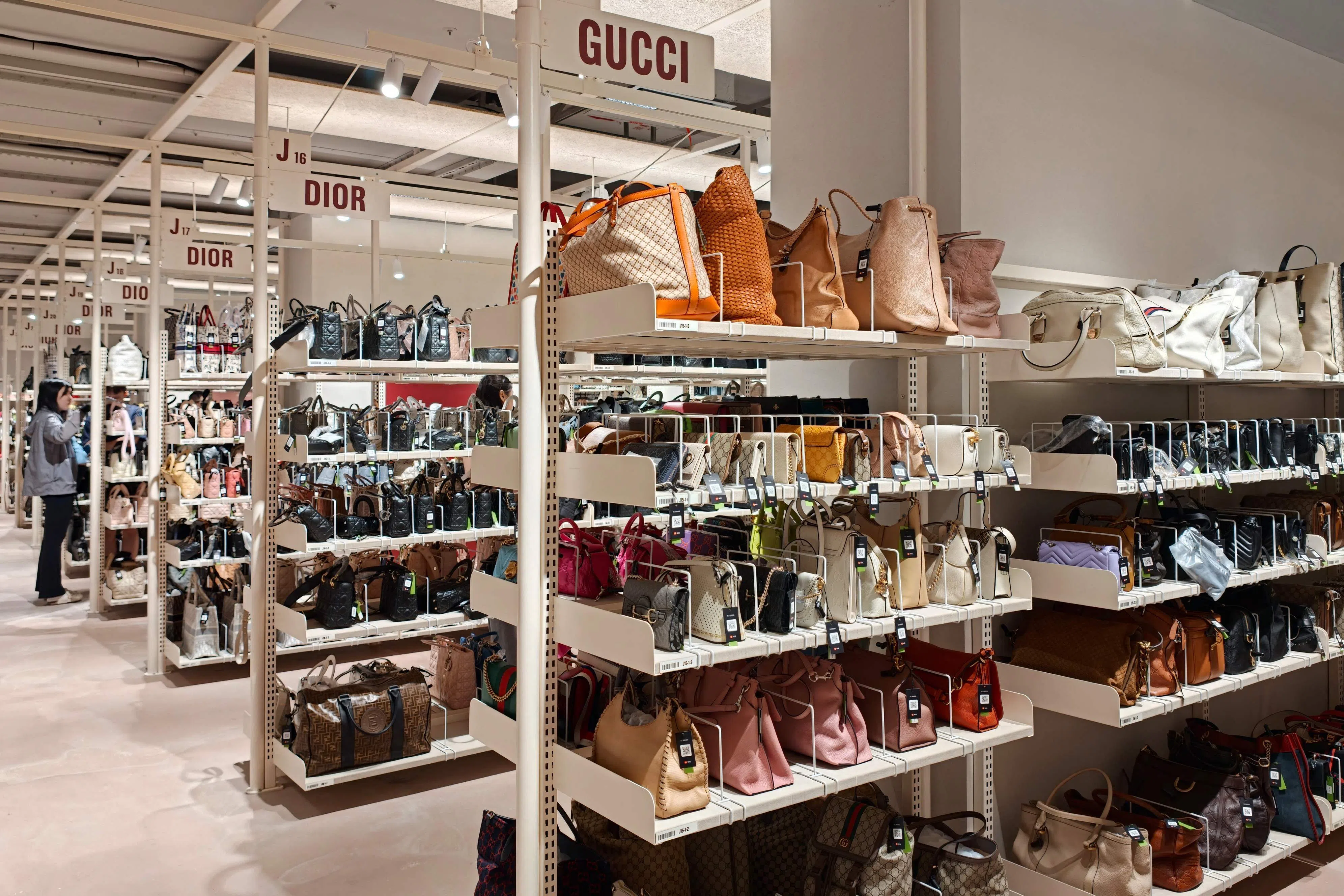 “超级转转”上海旗舰店出售大量二手商品,包括古驰(Gucci)等奢侈品牌。(法新社)