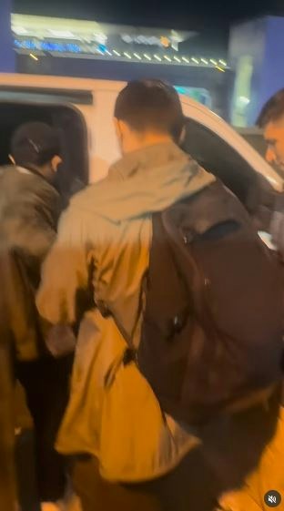 一名在现场自报姓名为「Jing Zhao」的华人女子,在机场航站楼外被多名便衣人员控制并带上一辆白色厢型车。面对旁人的追问,现场人员确认自己属于美国移民与海关执法局(ICE),并称带走女子的原因是「违反移民规定」。(IG@veganchefchristucker影片截图)