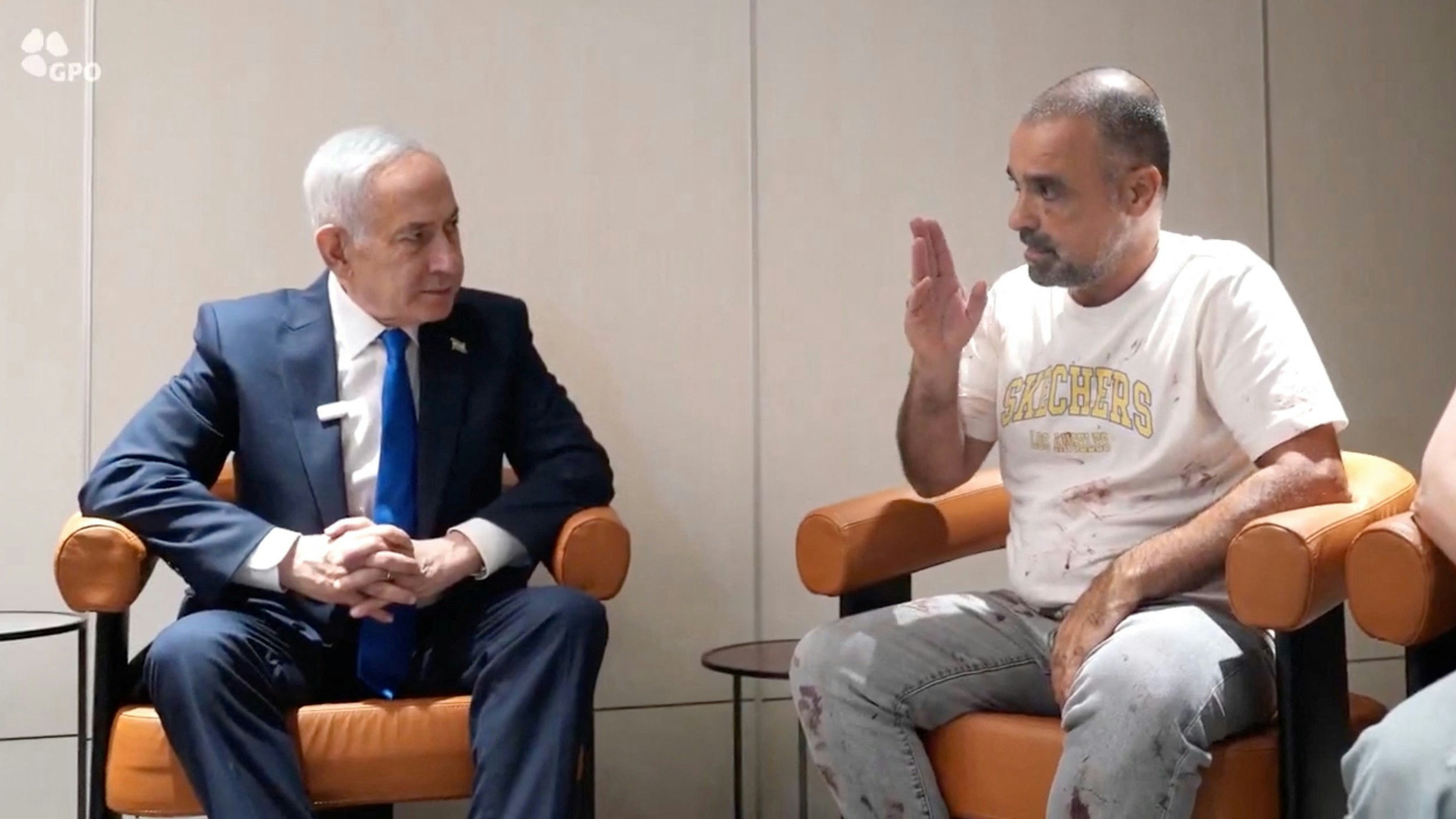 2026年10月1日，以色列总理内塔尼亚胡（Benjamin Netanyahu，左）在本古里安国际机场（Ben Gurion Airport）会见哈云（Yaniv Hayun，右），他是迪拜航空从阿联酋飞往以色列的航班上的乘客，该航班在收到紧急讯号后改道飞往沙特阿拉伯。（Reuters）