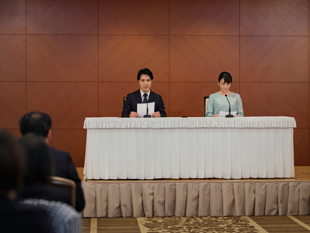 图为2021年,日本真子公主与丈夫小室圭在东京出席记者会。(Getty)