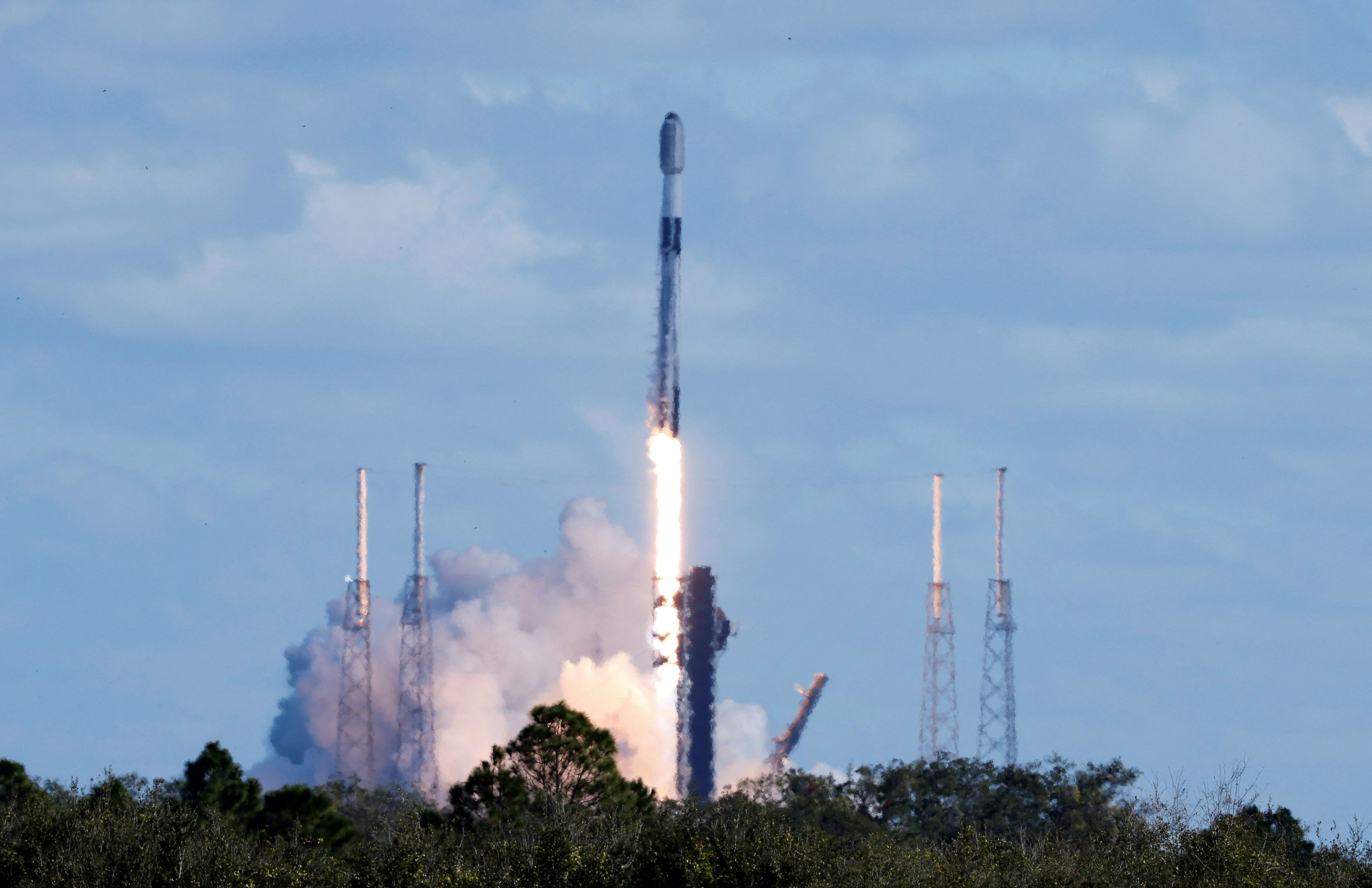 2025年1月10日,SpaceX的Falcon 9火箭装着星链卫星在佛罗里达州发射。(Reuters)