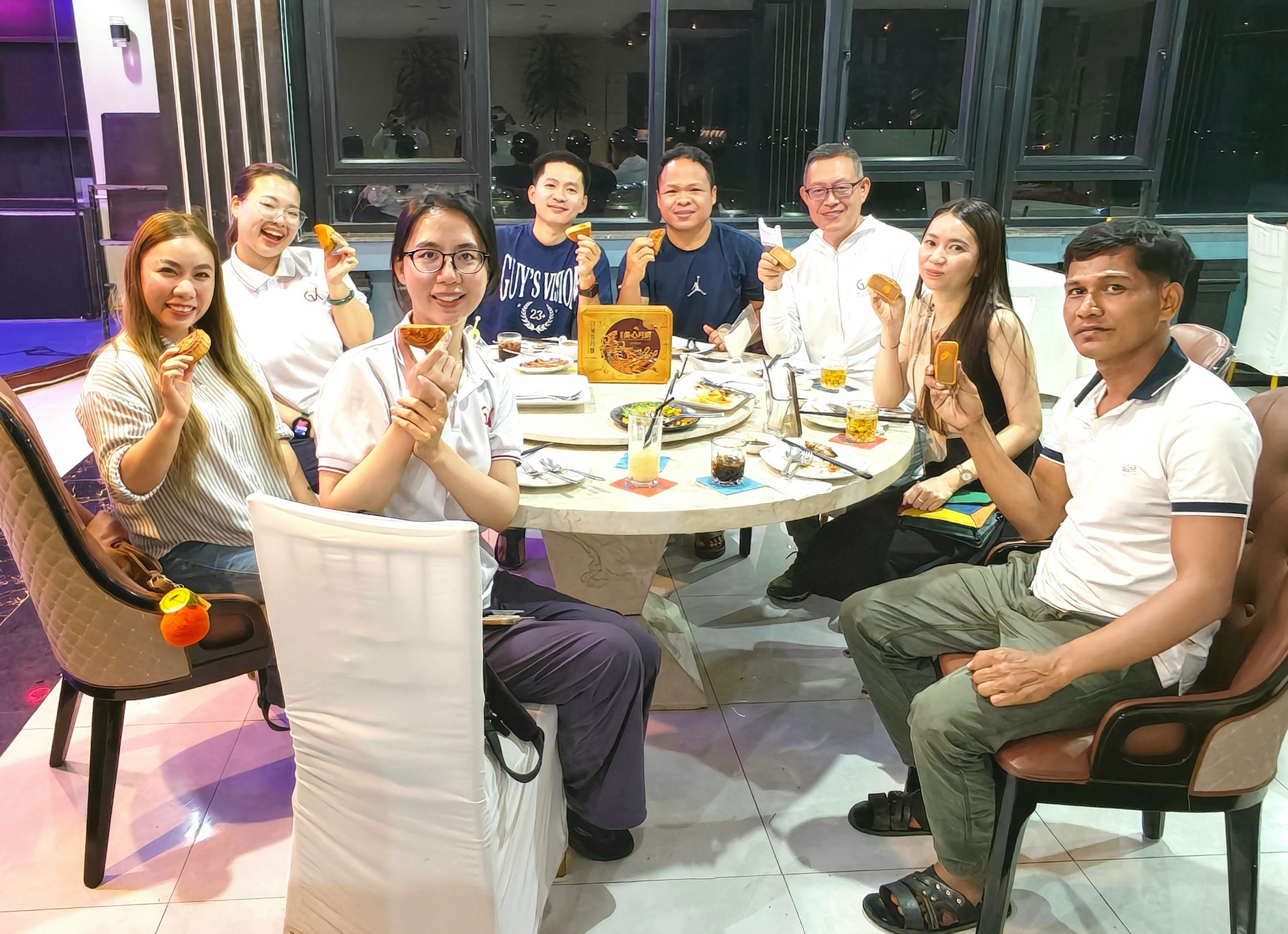 共享基金会驻柬埔寨项目点成员庆祝中秋。(共享基金会提供)