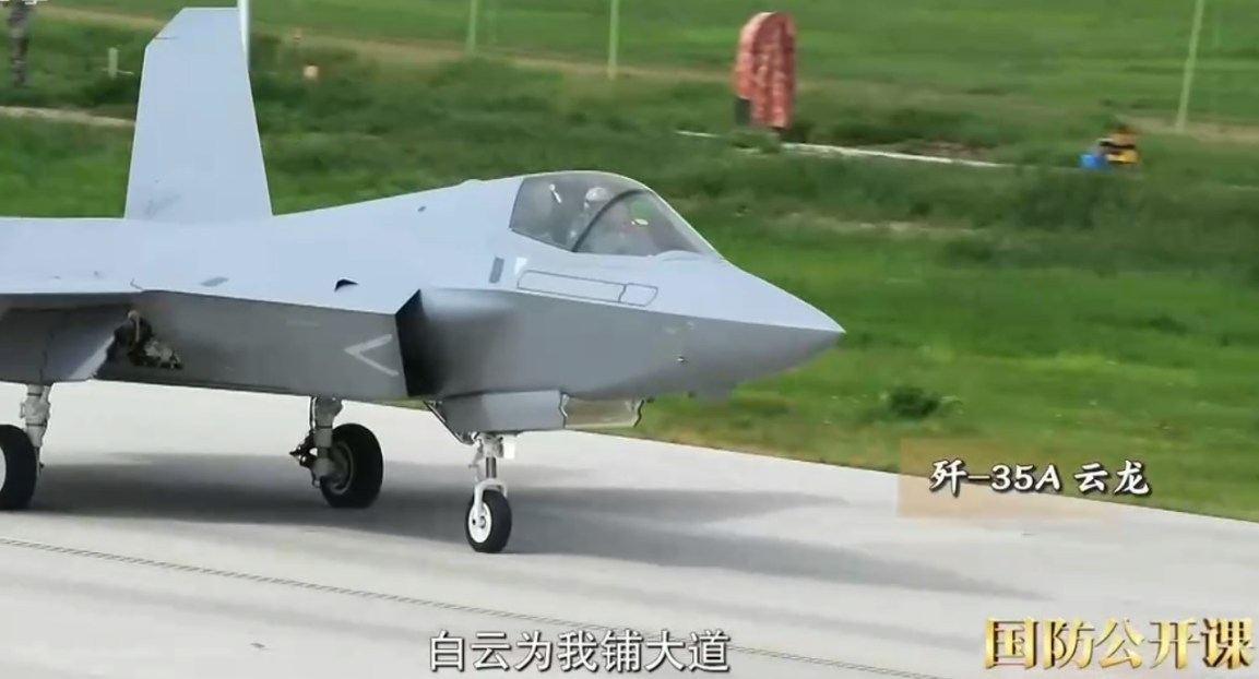 【相关阅读：中国「龙之家族」集结　歼-35A命名「云龙」背后有何战略讯号？】中国空军歼-35A战机，代号「云龙」。（央视新闻）