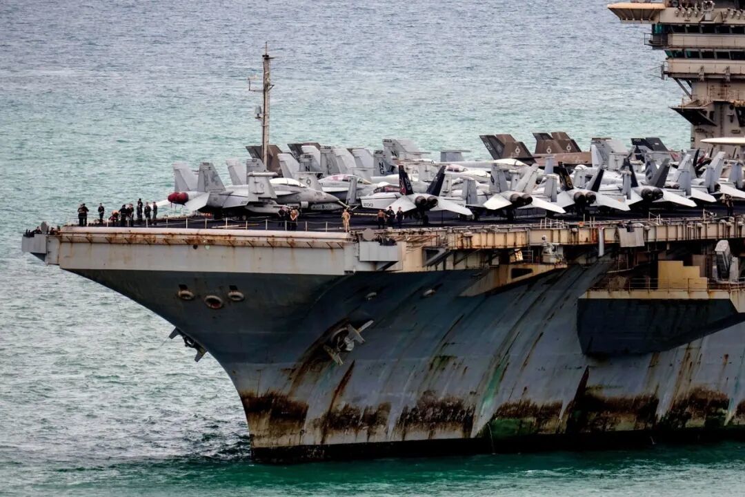 2026年9月2日,美国海军“亚伯拉罕·林肯”号航空母舰抵达泰国林查班港,锈迹斑斑/图源:视觉中国