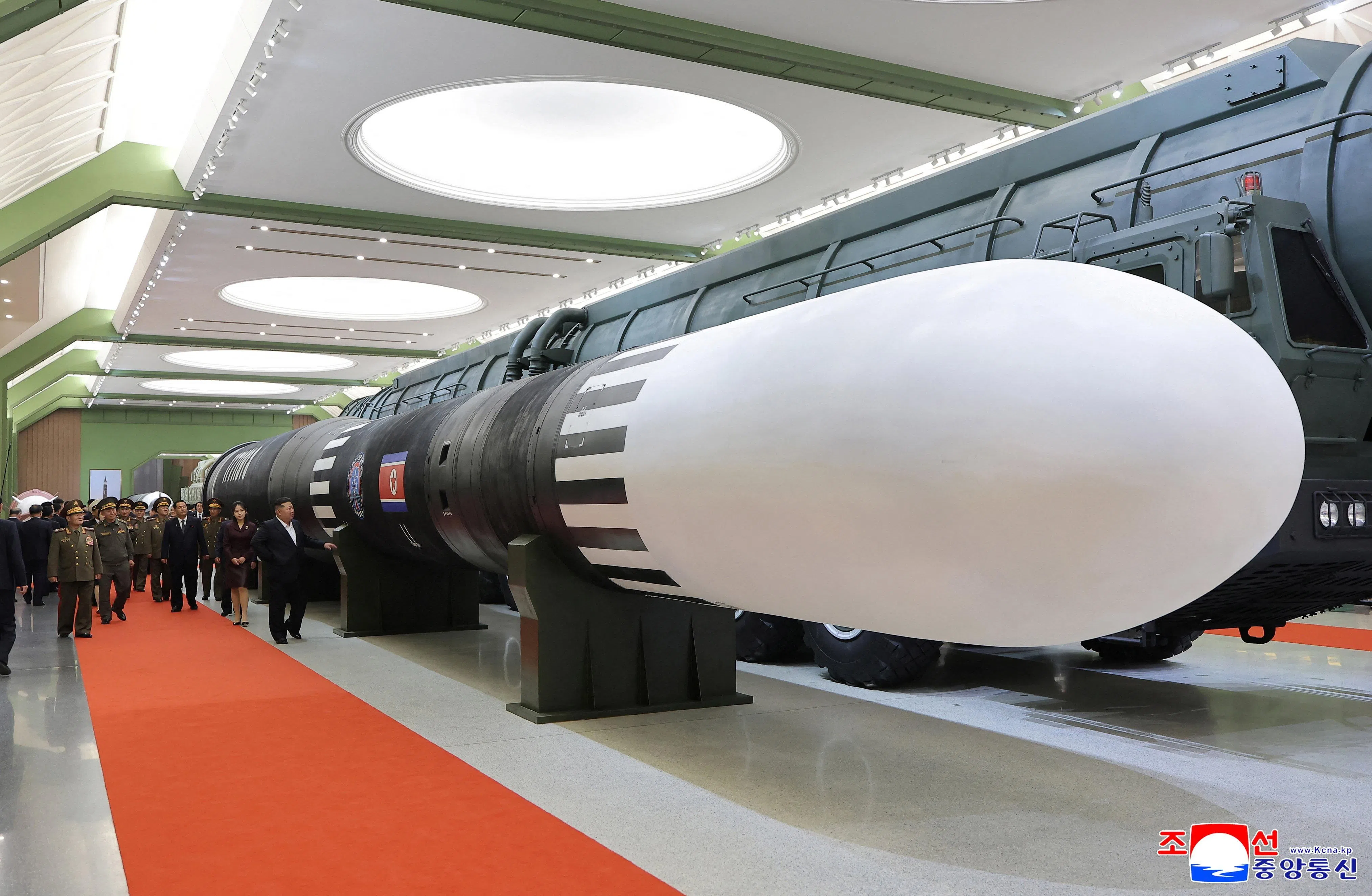 朝鲜领导人金正恩及女儿金珠爱星期天(10月11日)出席朝鲜第二经济委员会国防革命博物馆开幕式。(路透社)