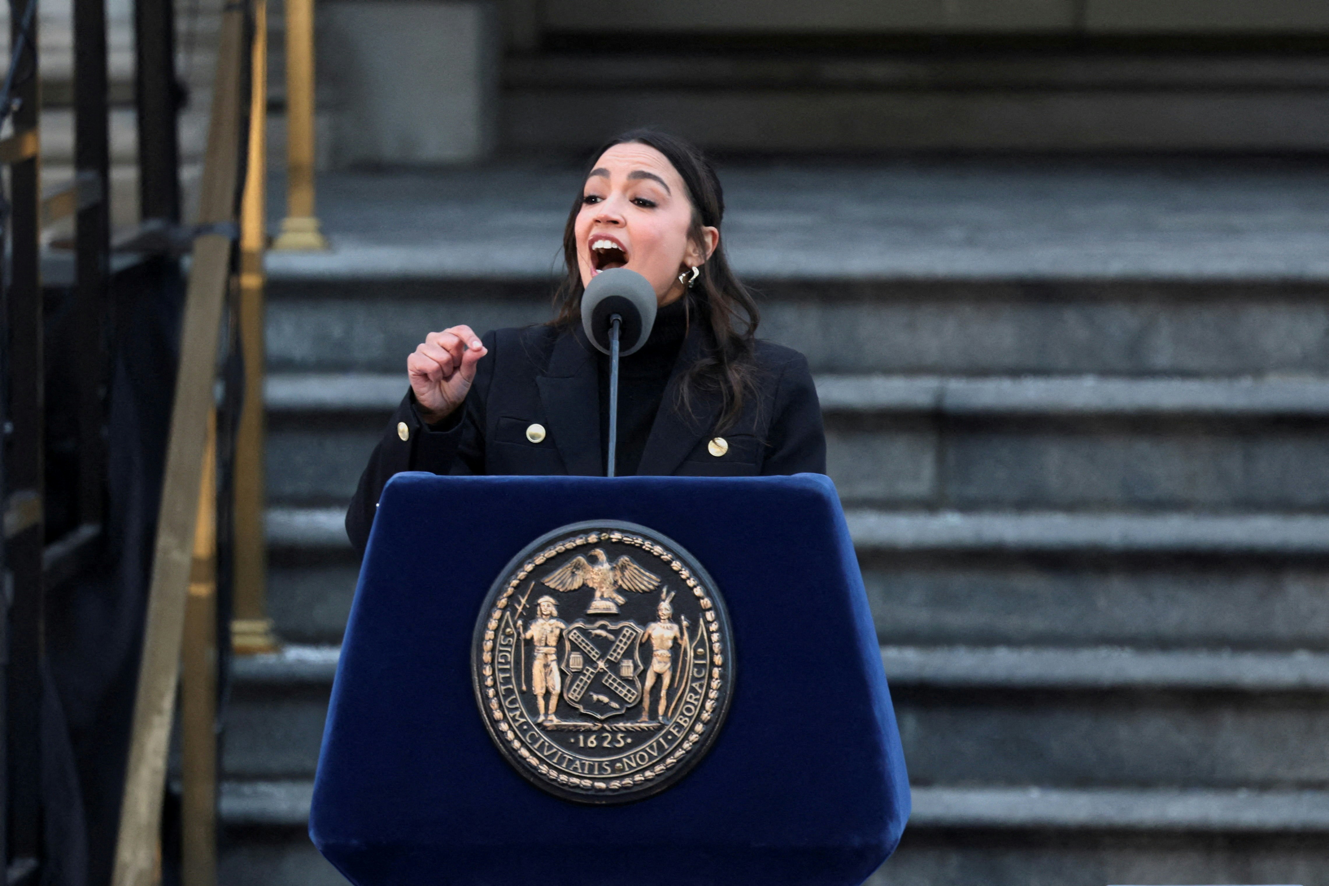 2026年1月1日，美国纽约市，民主党众议员奥卡西奥-科尔特斯（Alexandria Ocasio-Cortez）出席纽约市长曼达尼（Zohran Mamdani，不在图中）的宣誓就职典礼并发表讲话。（Reuters）