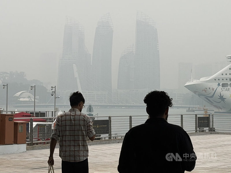 印尼森林野火产生的霾害，严重影响新加坡等地空气品质。图为新加坡市景被浓厚烟霾笼罩。中央社记者吴升鸿新加坡摄 115年10月15日