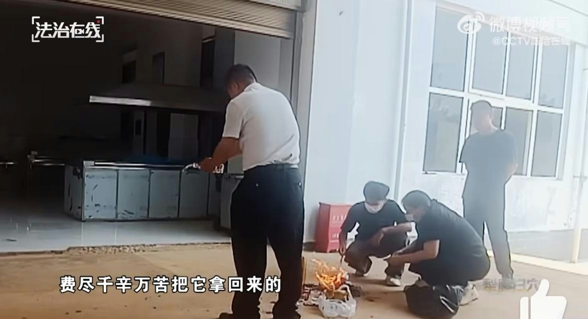 浙江省温州市民警表示,16条人命,但是只有5具尸体跟1份骨灰。(央视新闻)