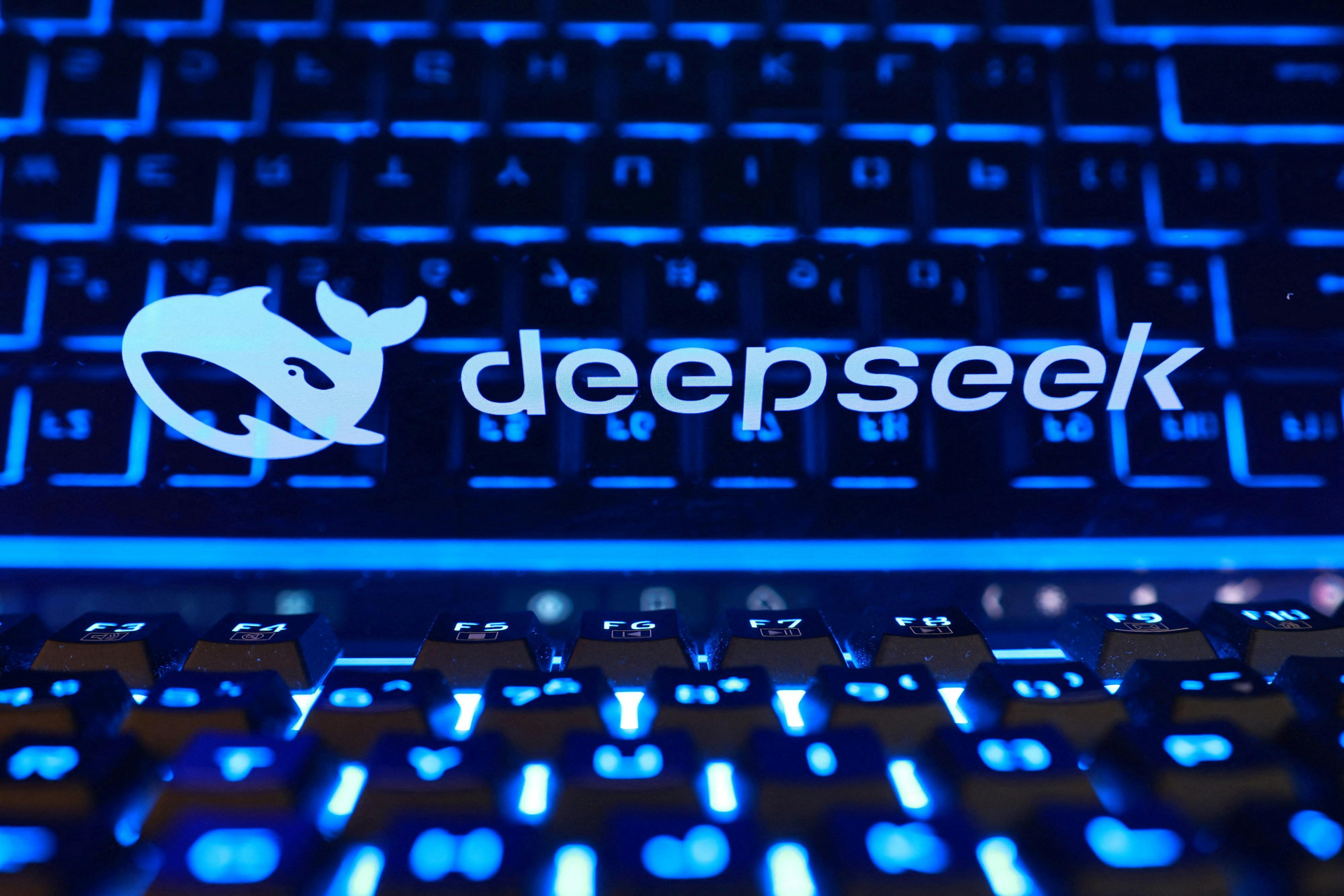 摄于2026年10月19日的插图,展示键盘及Deepseek标志。(Reuters)