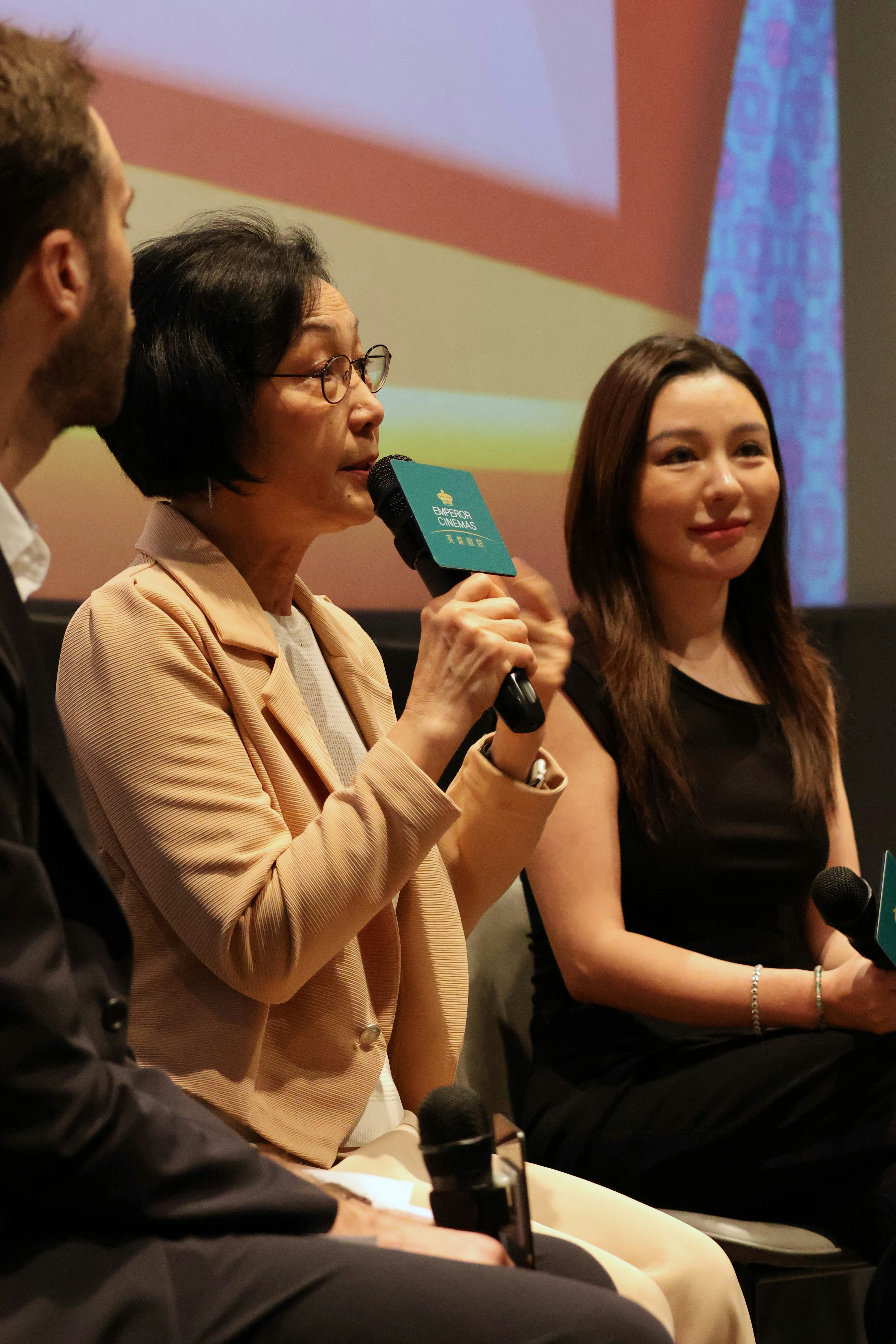 澳洲知名华裔导演、编剧及制片人陈宝玲(Pauline Chan)上周携2011年上映的中澳合拍电影作品《美丽谎言(33 Postcards)》来港参加本届东盟电影节,映后出席座谈会并接受《香港01》专访。(主办方供图)