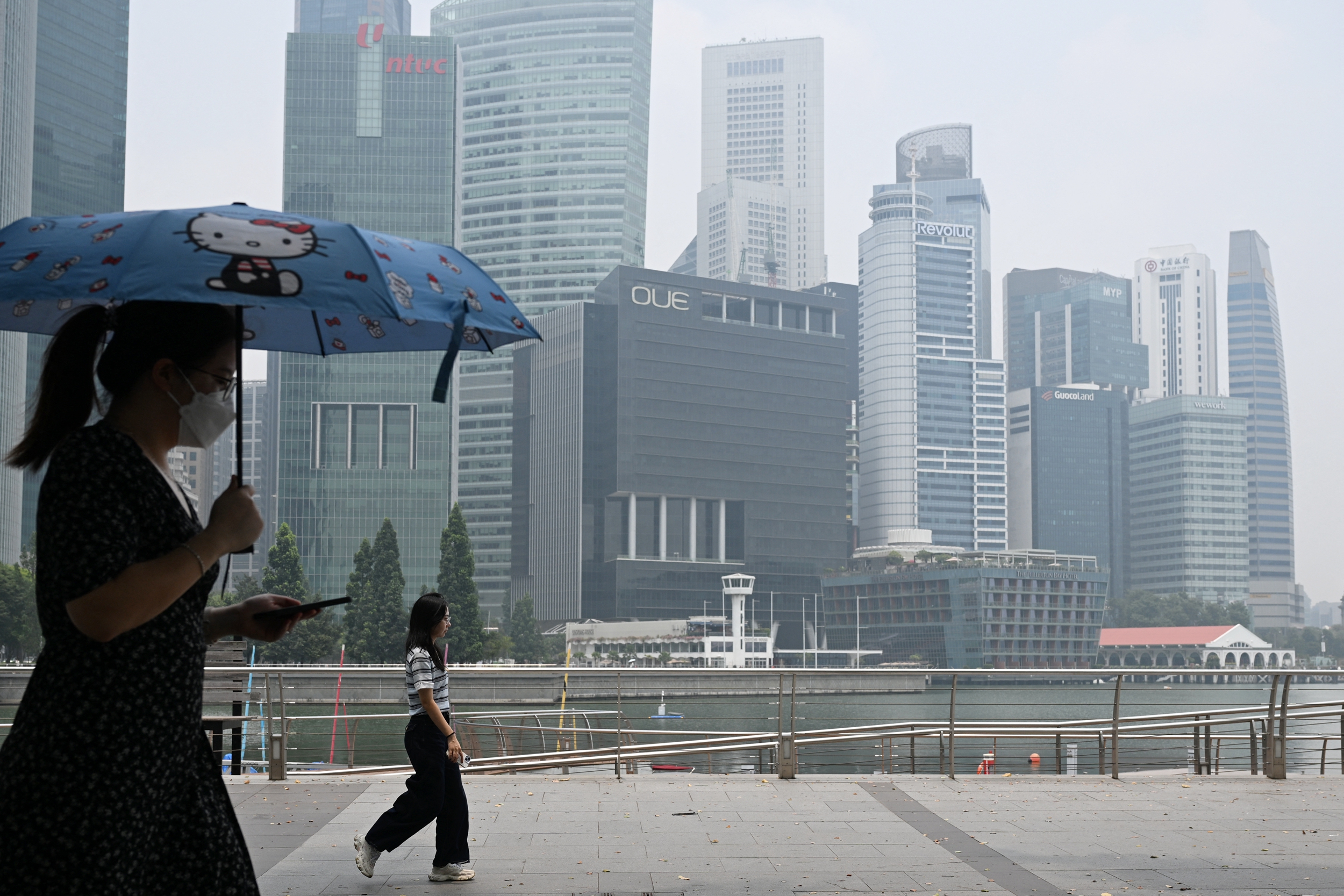 2026年10月6日,新加坡滨海湾(Marina Bay)附近的建筑笼罩在一片烟霾之中。(Roslan Rahman/AFP via Getty Images)
