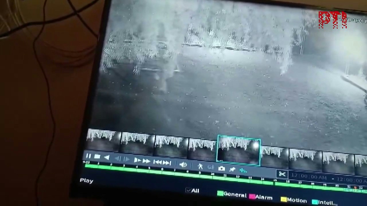 印度日前发生一起令人心碎的惨剧，一名年仅6岁的女童在自家庭院玩耍时，竟遭一只潜伏在身后的花豹以迅雷不及掩耳的速度猛扑袭击，随后被拖入阴影中咬死，监视器纪录下恐怖瞬间。（X@PTI_News）