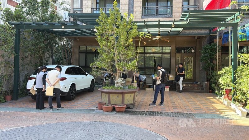 台东县政府办理农路涉嫌图利渡假村案,台东检调20日再度发动侦办,在机场拦下准备搭机离开台东的前县长吴俊立,台东县调查站和廉政署人员随即前往吴俊立住处搜索。中央社记者卢太城摄 115年10月20日