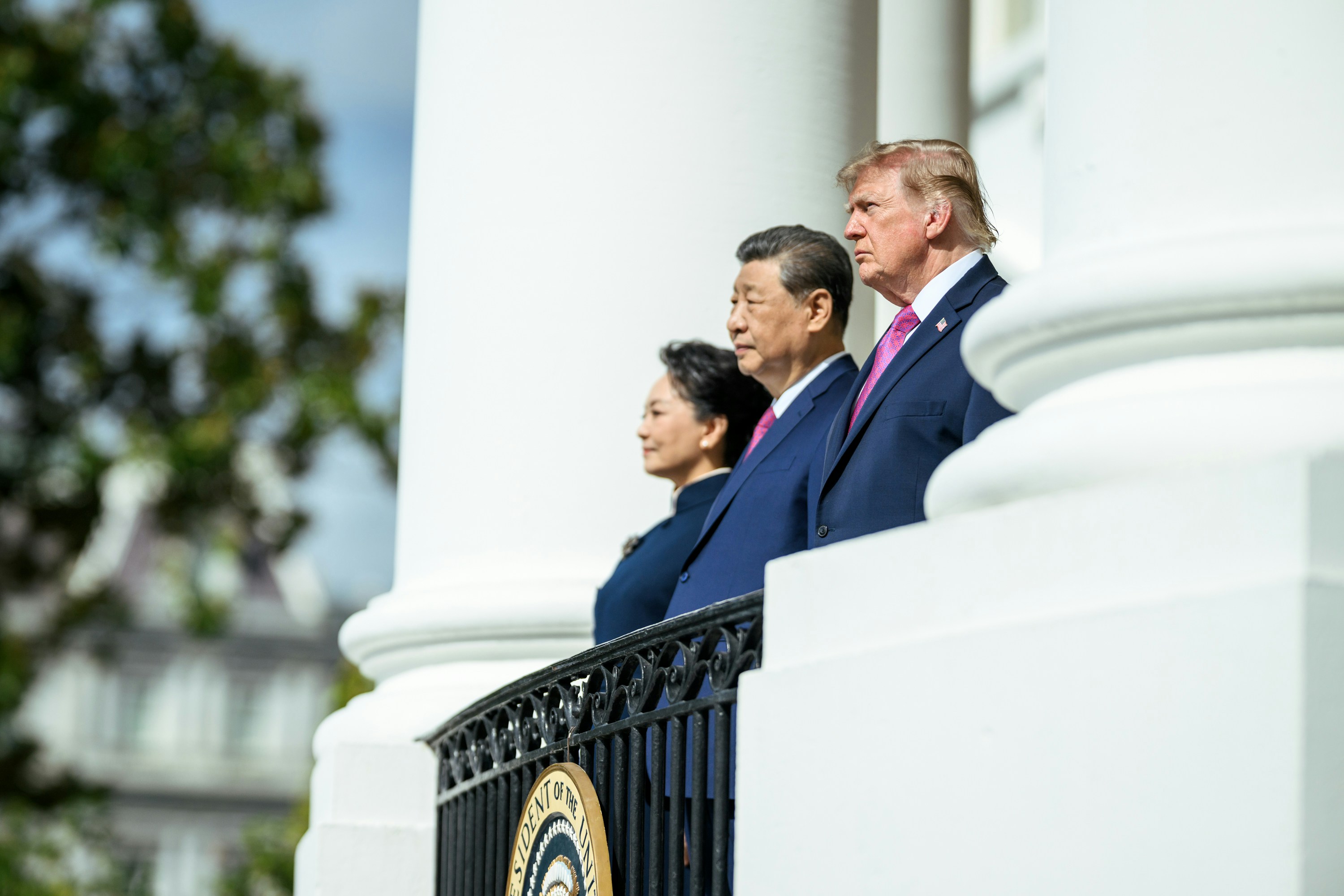 2026年9月24日,美国总统特朗普(Donald Trump,右)在华盛顿白宫欢迎到访的中国国家主席习近平(中)。(X@WhiteHouse)