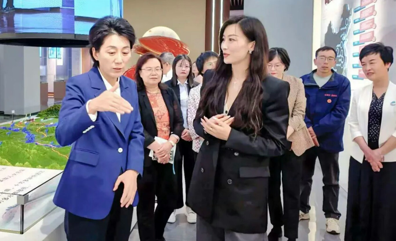 根据资料,现年52岁的宋莉为山东人是资深的公共卫生官员,在妇幼保健政策和国际合作领域拥有20年的经验,现任全国妇联书记处书记、党组成员,属副部级官员。(微博)