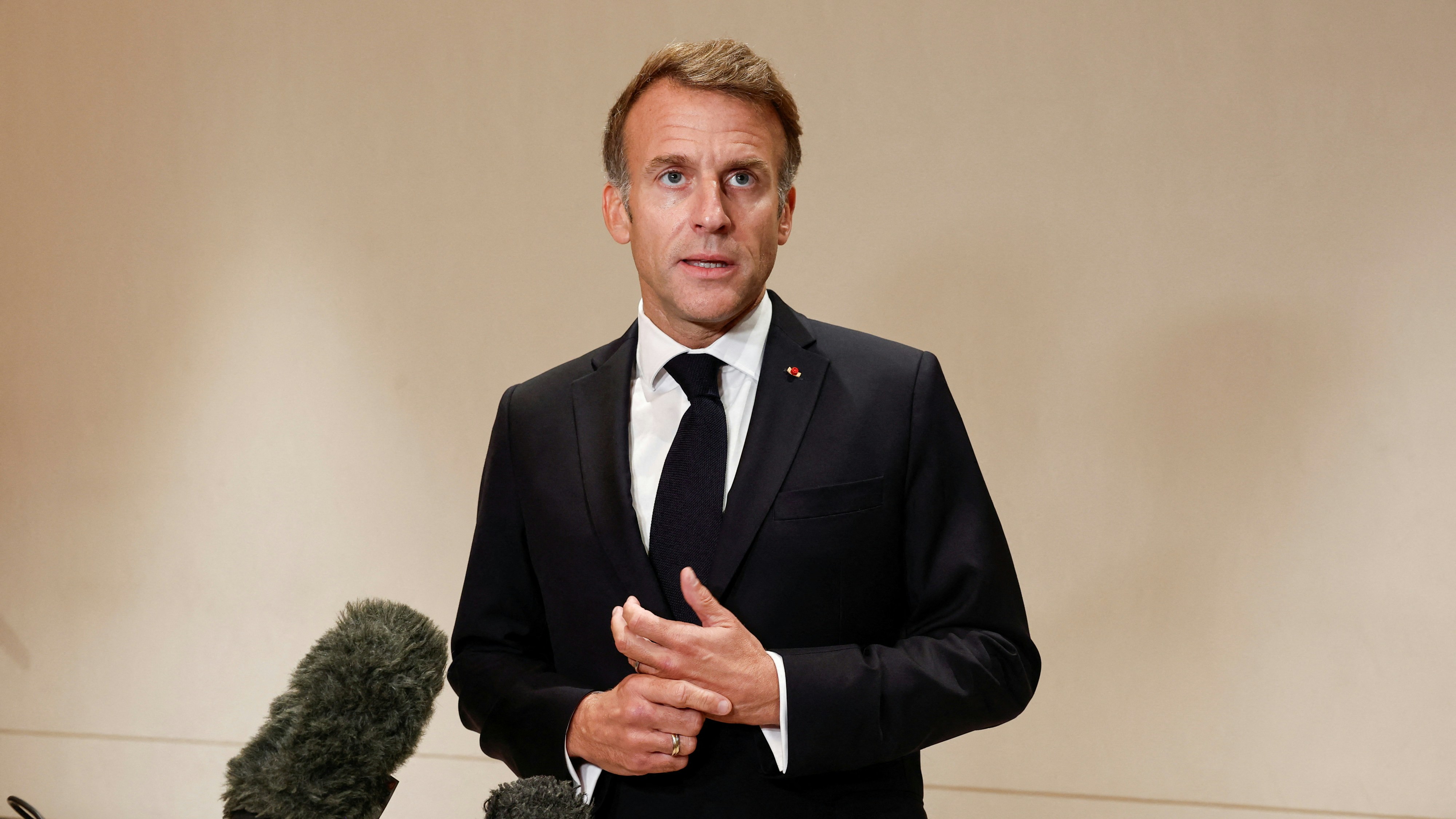 2026年10月21日,法国总统马克龙(Emmanuel Macron)在卡塔尔出席第九届「一个地球主权财富基金」(OPSWF)峰会时向媒体发表讲话。(Reuters)