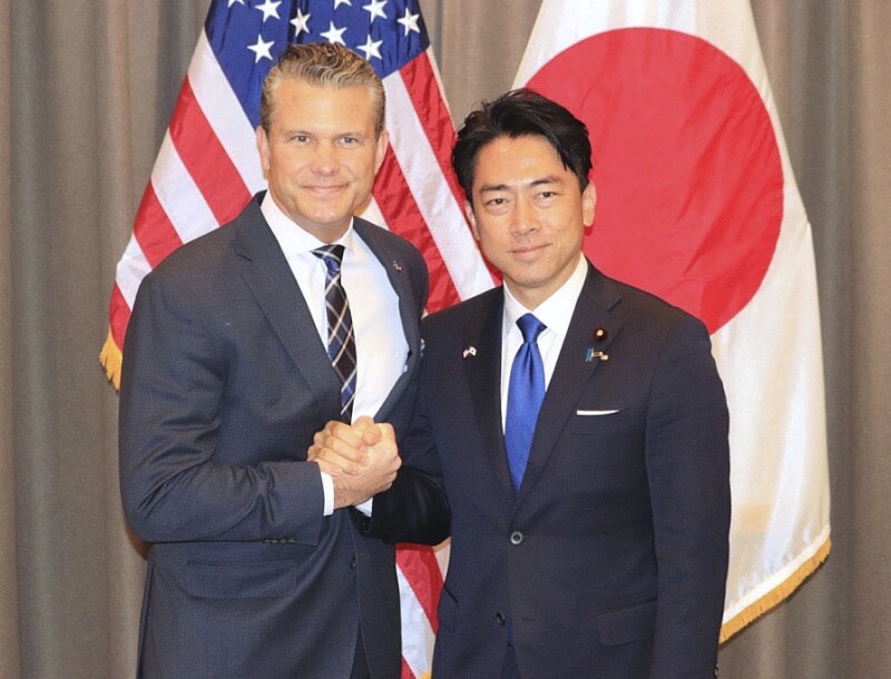 日本防长小泉进次郎（右）28日在菲律宾宿雾与美国国防部长赫格塞斯（左）进行会谈。（共同社）