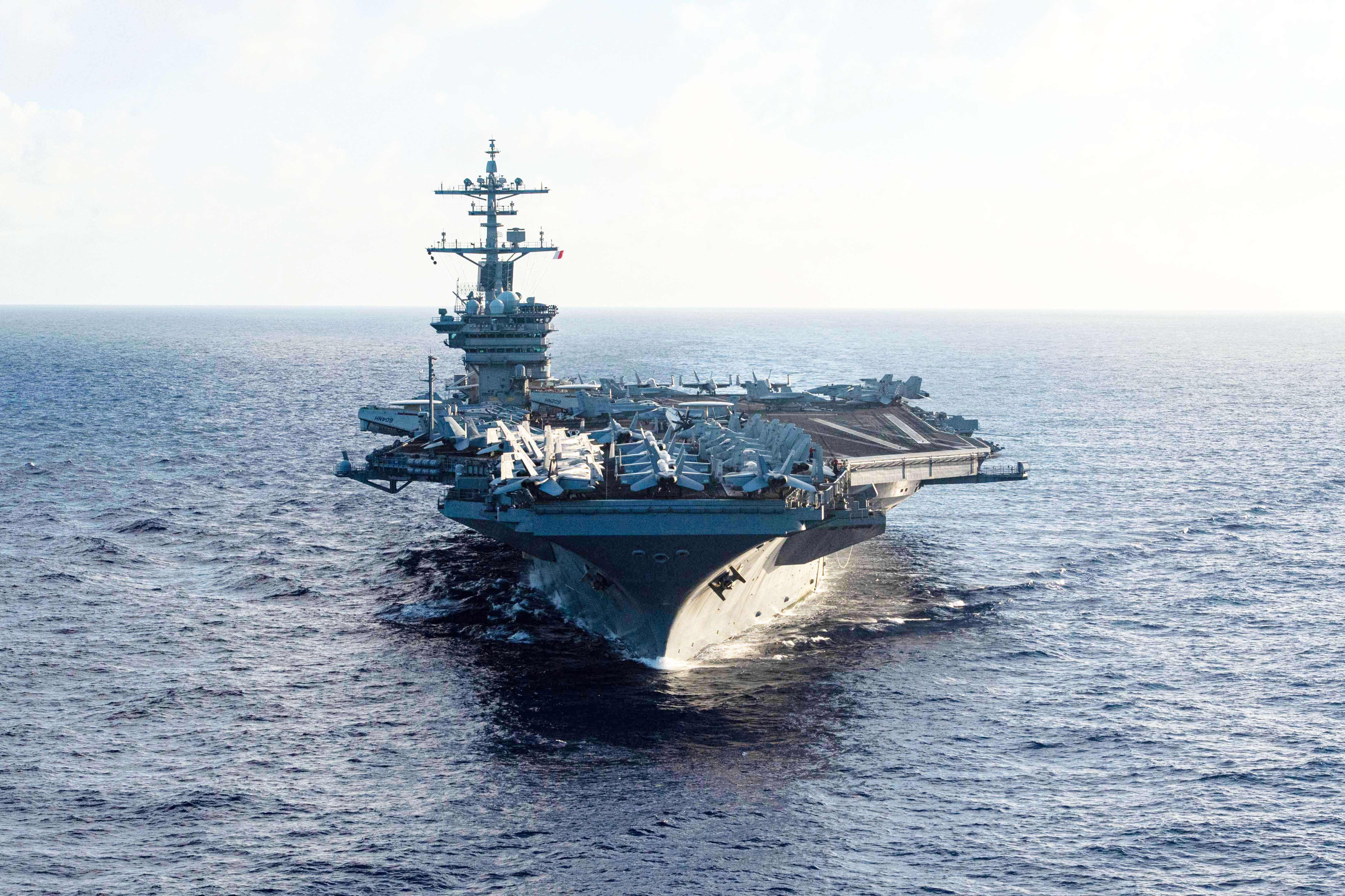 资料照。2024年4月7日,美军的「罗斯福号」航母(CVN 71)从南海进入菲律宾海。(美国海军)