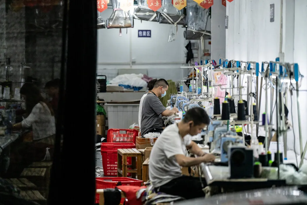 去年，广州一处服装制造区的工人们。 Qilai Shen for The New York Times