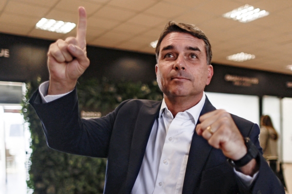 2026年5月15日,前總統老博索納羅(Jair Bolsonaro)之子、參議員弗拉維奧·博索納羅(Flávio Bolsonaro)在巴西利亞庫比契克總統國際機場,並接受攝影師拍照。(Sergio Lima/AFP via Getty Images)