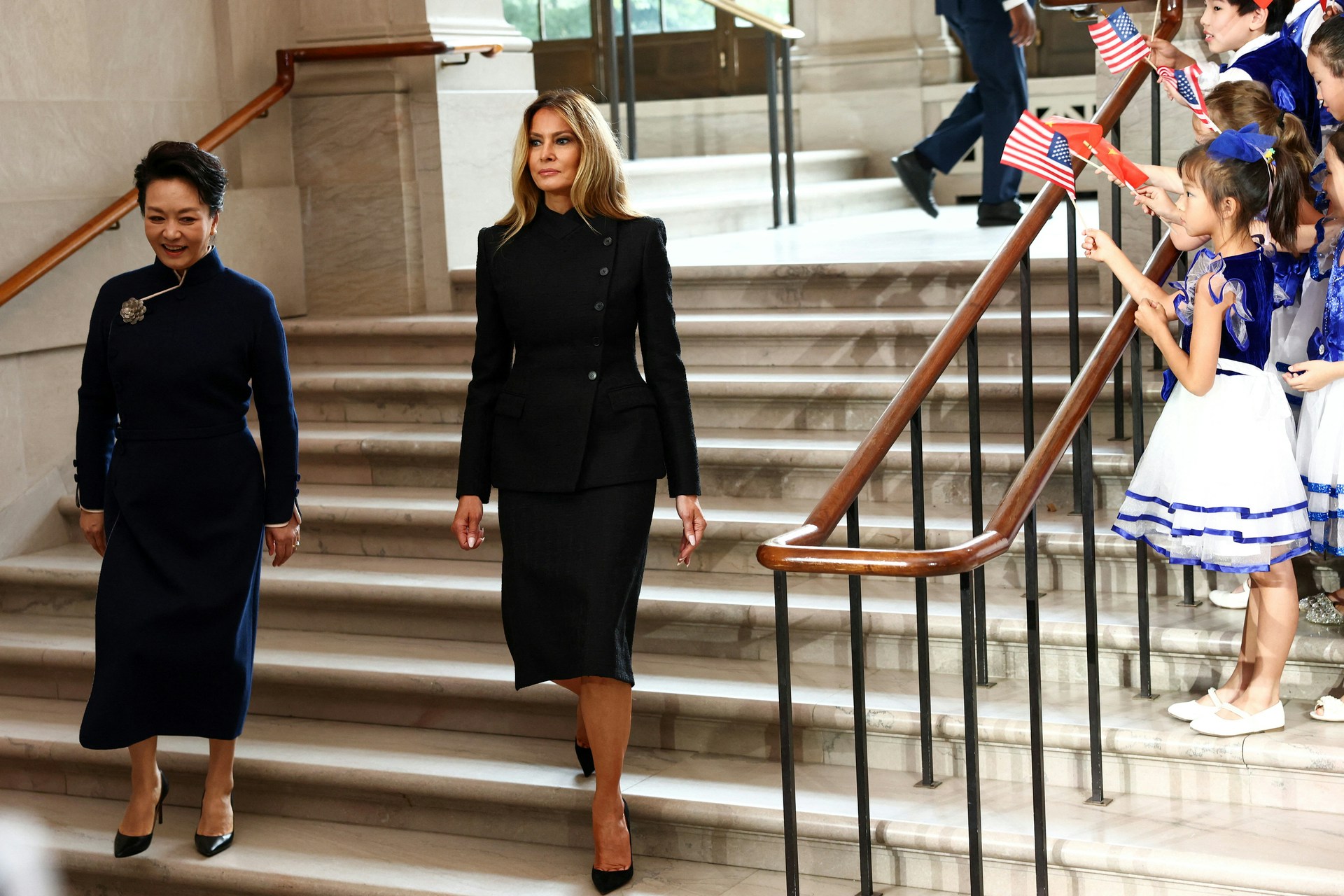 【习近平访美】美国第一夫人梅拉尼娅(Melania Trump)陪同习近平夫人彭丽媛参观史密森尼学会的国立亚洲艺术博物馆。(路透社)