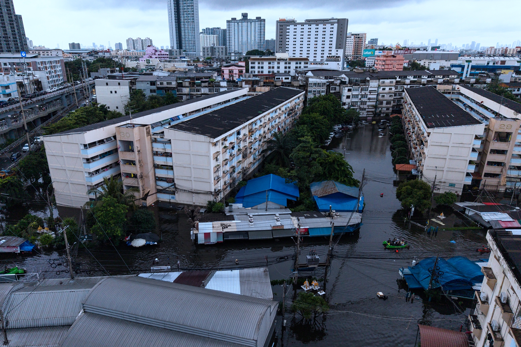 2026年9月27日,曼谷邦甲比区(Bang Kapi)的洪涝景象。(Lillian Suwanrumpha/AFP via Getty Images)