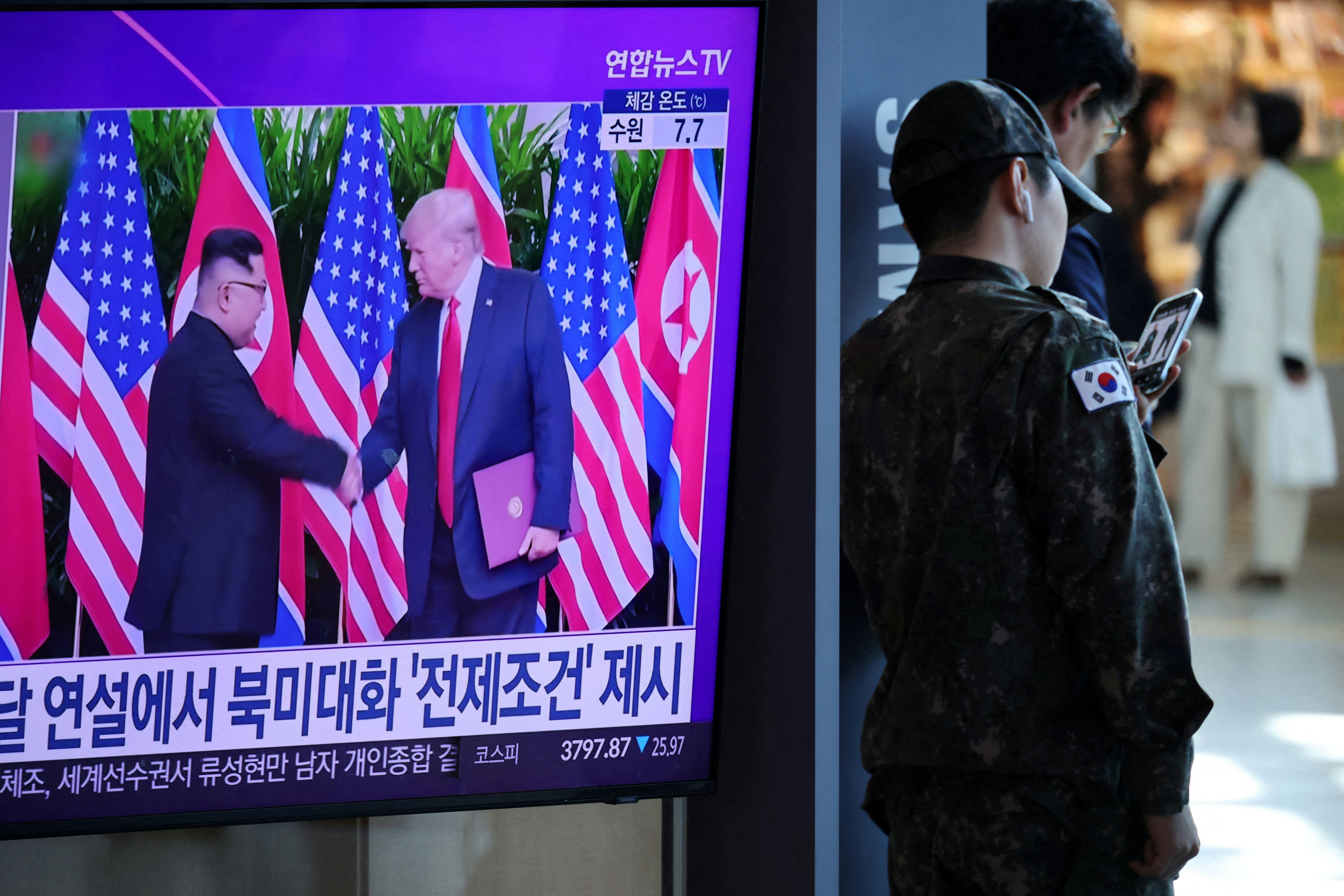 2025年10月22日,韩国首尔一个火车站的电视萤幕,正播放有关美国总统特朗普(Donald Trump)或与朝鲜领袖金正恩举行峰会的新闻报道。(Reuters)
