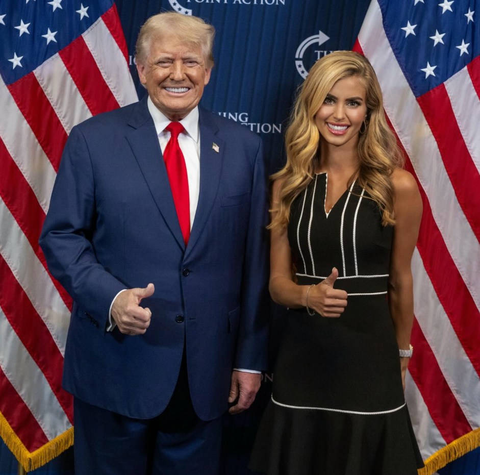2026年10月9日,美国总统特朗普(Donald Trump,左)宣布,已任命其社交平台Truth Social的传讯顾问扎卡里亚 (Katie Zacharia,右)出任白宫发言人一职,接替8月离职的莱维特(Karoline Leavitt)。(IG@katiezacharia)