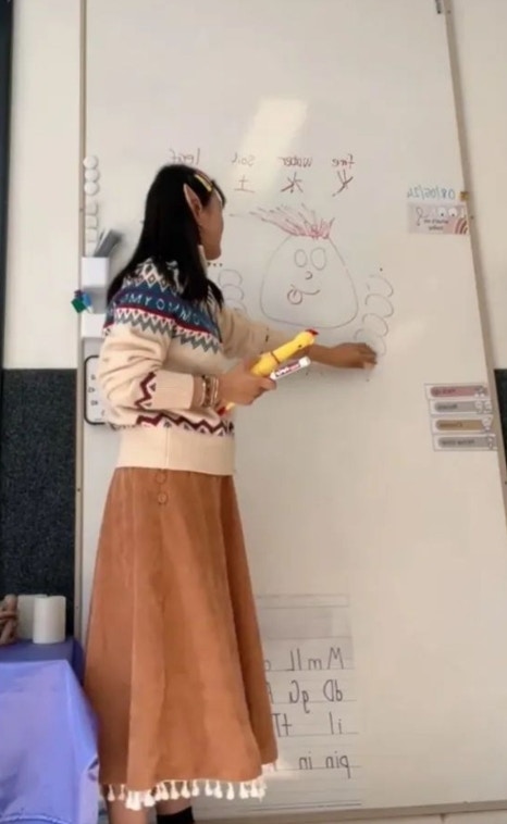 「我就想到,能不能把之前在国内教培机构学到的教学方法,用在澳洲的课堂上。比方说,我加入小组竞争的方式,每节课采用积分制,答对问题和做游戏赢了都可以加分。起初,很多小朋友一上课就哭,因为他们接受不了自己输,但是输著输著也适应了。」(一条授权使用)