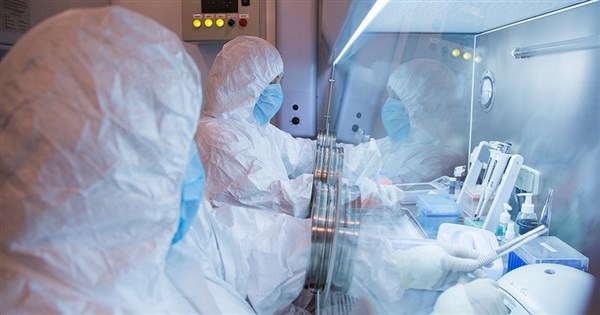 俄羅斯伊爾庫次克地區鼠疫研究機構的工作人員2019年進行實驗。(西伯利亞伊爾庫次克地區研究機構 via 美聯社)