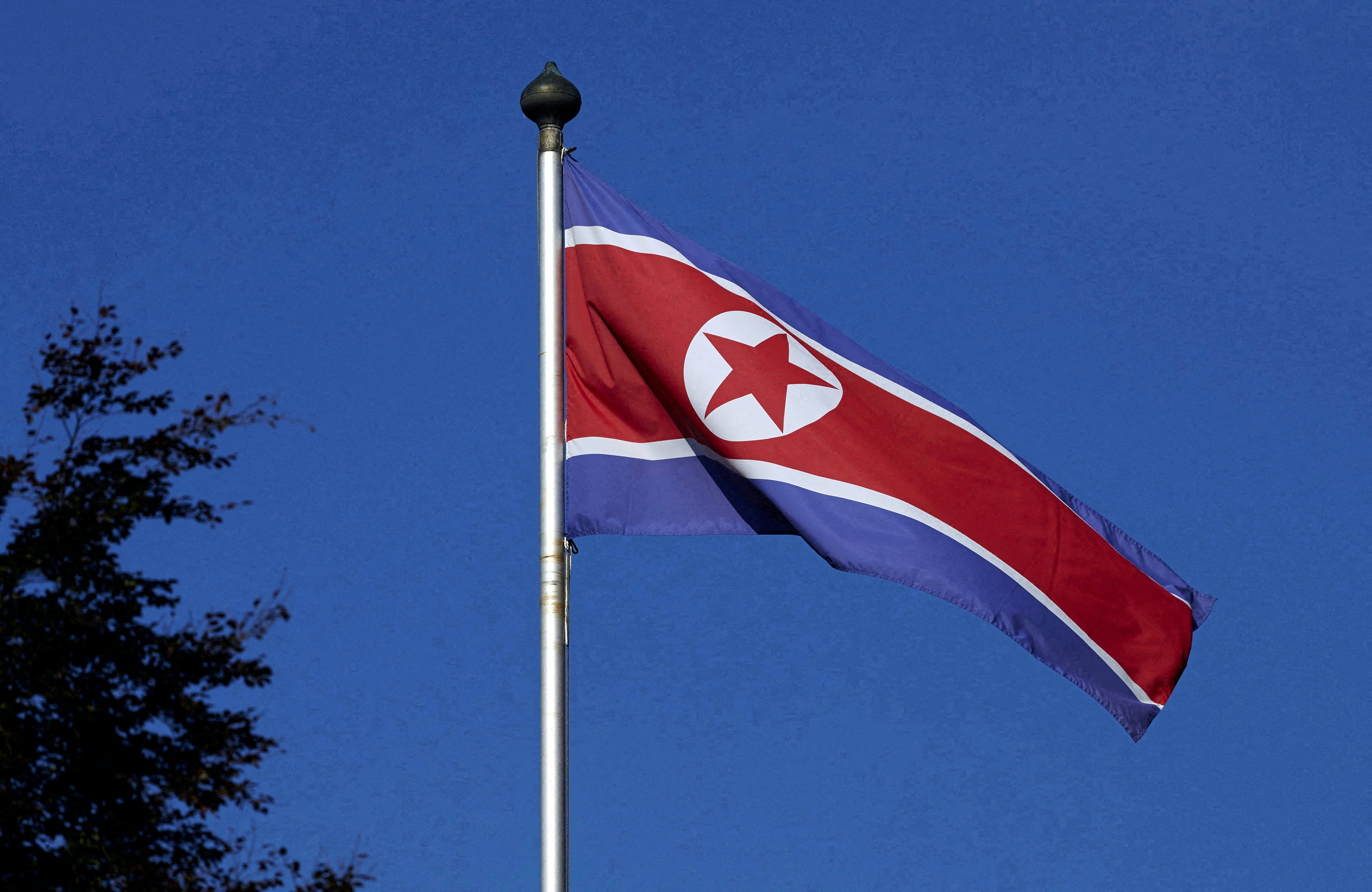 朝鲜国旗:FILE PHOTO: A North Korean flag flies on a mast at the Permanent Mission of North Korea in Geneva October 2, 2014. REUTERS/Denis Balibouse/File Photo