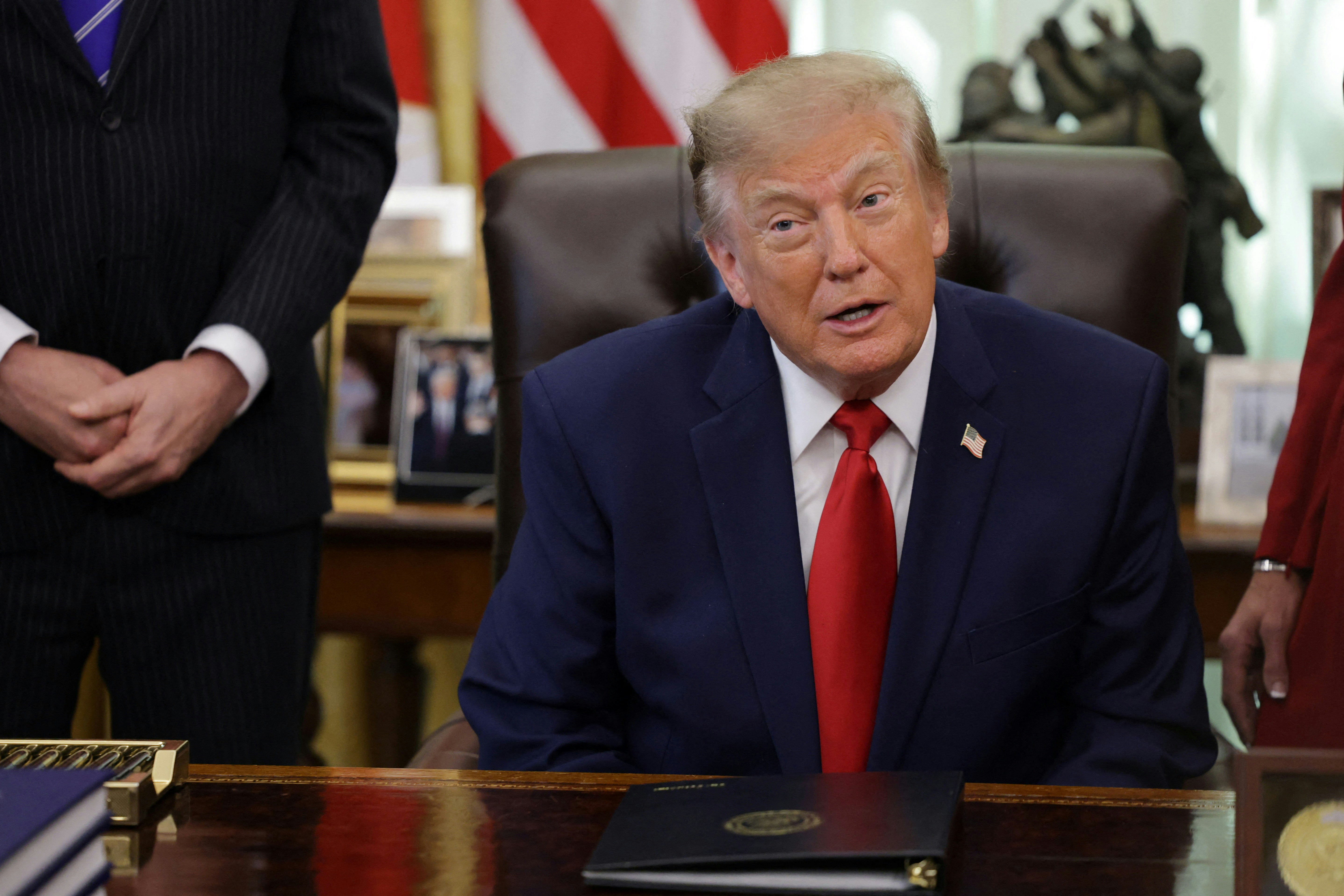 2026年10月7日,美国总统特朗普(Donald Trump)在白宫椭圆形办公室向记者发表讲话。 (Reuters)