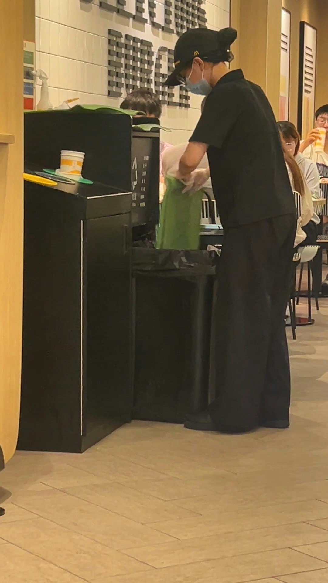 有网友在社交平台上发布视频称，麦当劳（McDonald's）深圳龙华富士康店店员将店内餐盘放入垃圾桶多次按压垃圾。不少网友担心麦当劳的环境卫生问题，还有人表示，自己在其他分店也看到过类似行为，有评论称：「会消毒也不应该拿餐盘压垃圾吧。」（抖音@1077993223）
