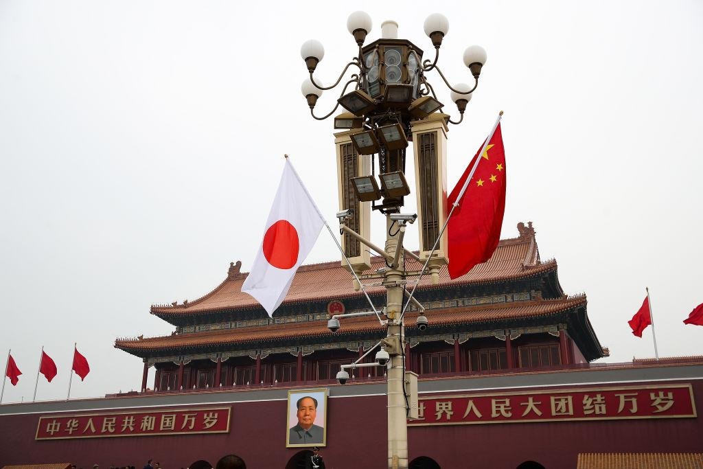 2018年10月25日,中国和日本的国旗在天安门广场飘扬。(Getty Images)
