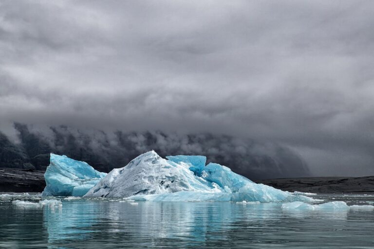 Photo showing glacier, melts and climate.