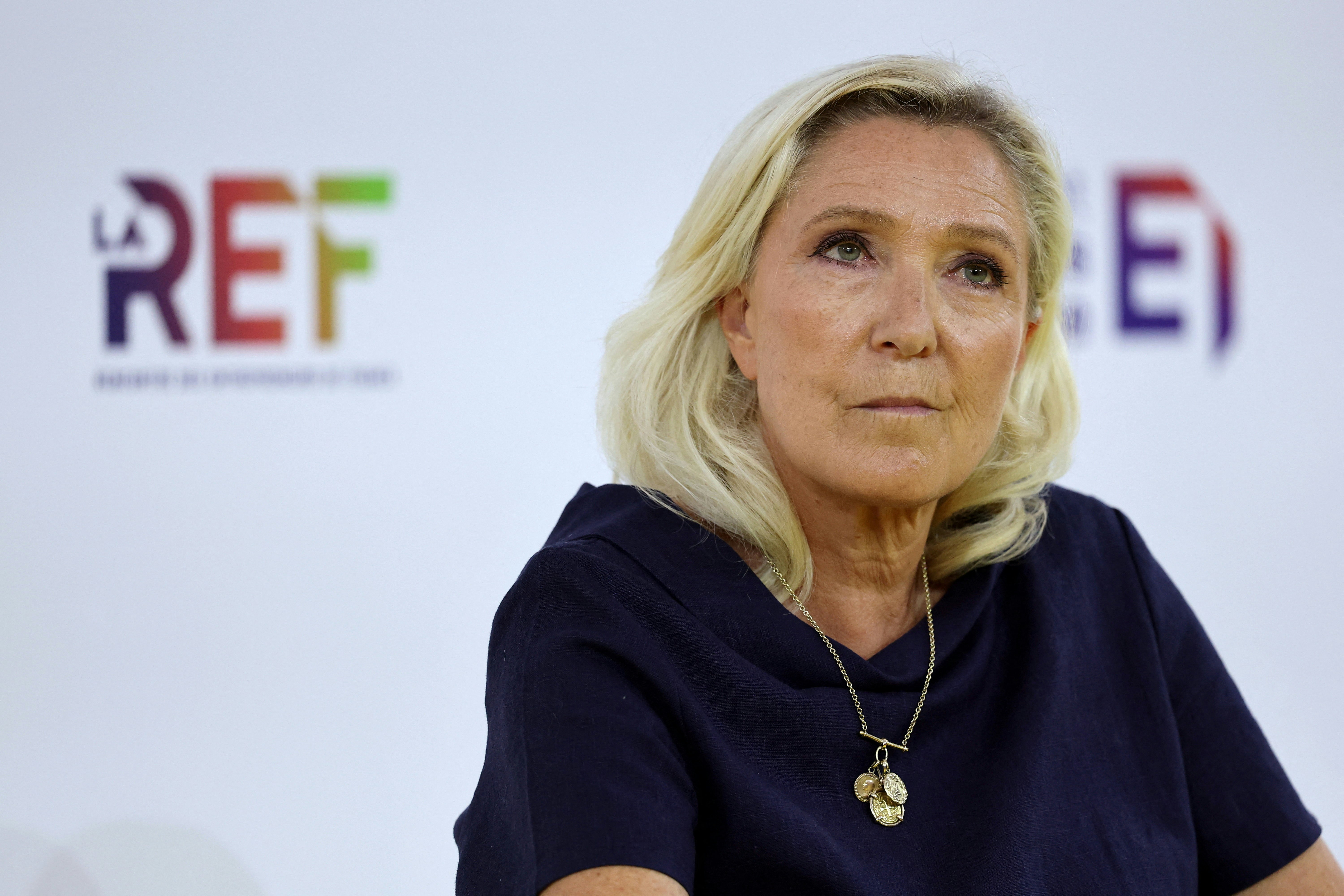 图为2026年8月27日,法国国民集会总领袖马林勒庞(Marine Le Pen)与其他2027年总统候选人一同出席辩论活动。(Reuters)