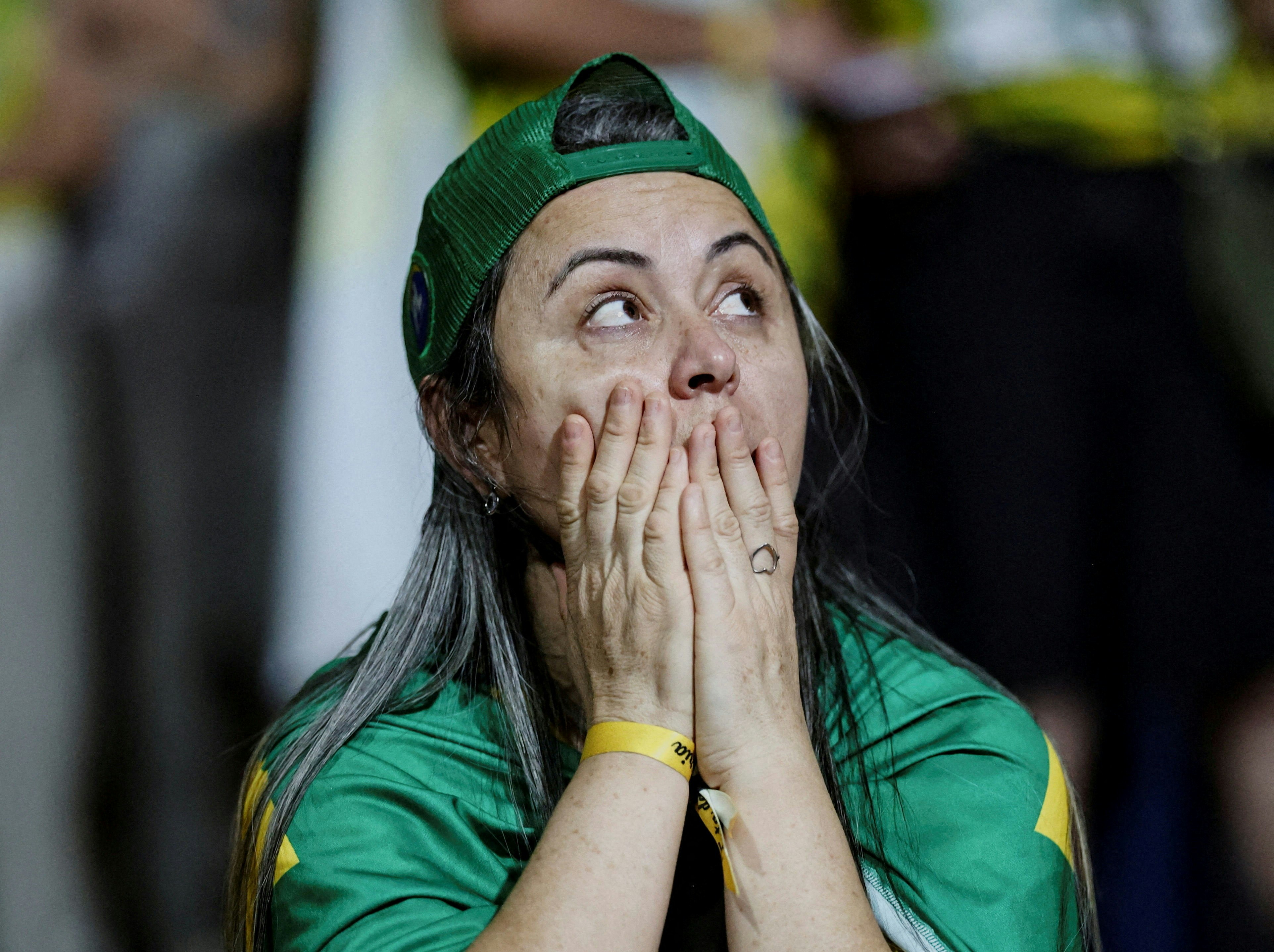2026年10月25日，巴西，自由党（PL）巴西总统候选人弗拉维奥（Flavio Bolsonaro）的一名支持者在一场活动上等待总统选举次轮投票结果时，作出反应。（Reuters）