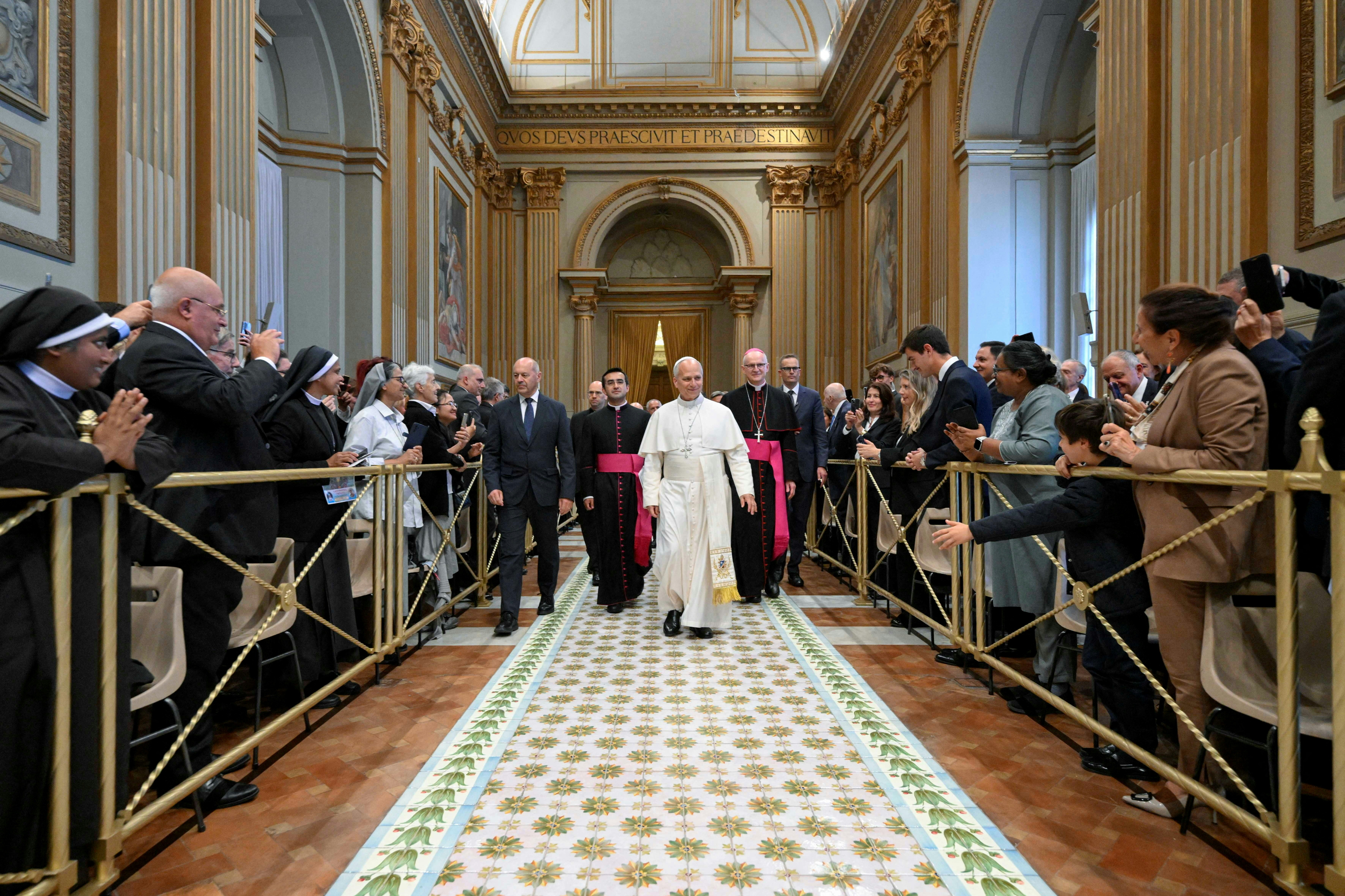 2026年10月12日,教宗良十四世(Pope Leo XIV)在梵蒂冈会见一家慈善组织的成员。(Vatican Media/Simone Risoluti/Handout via REUTERS