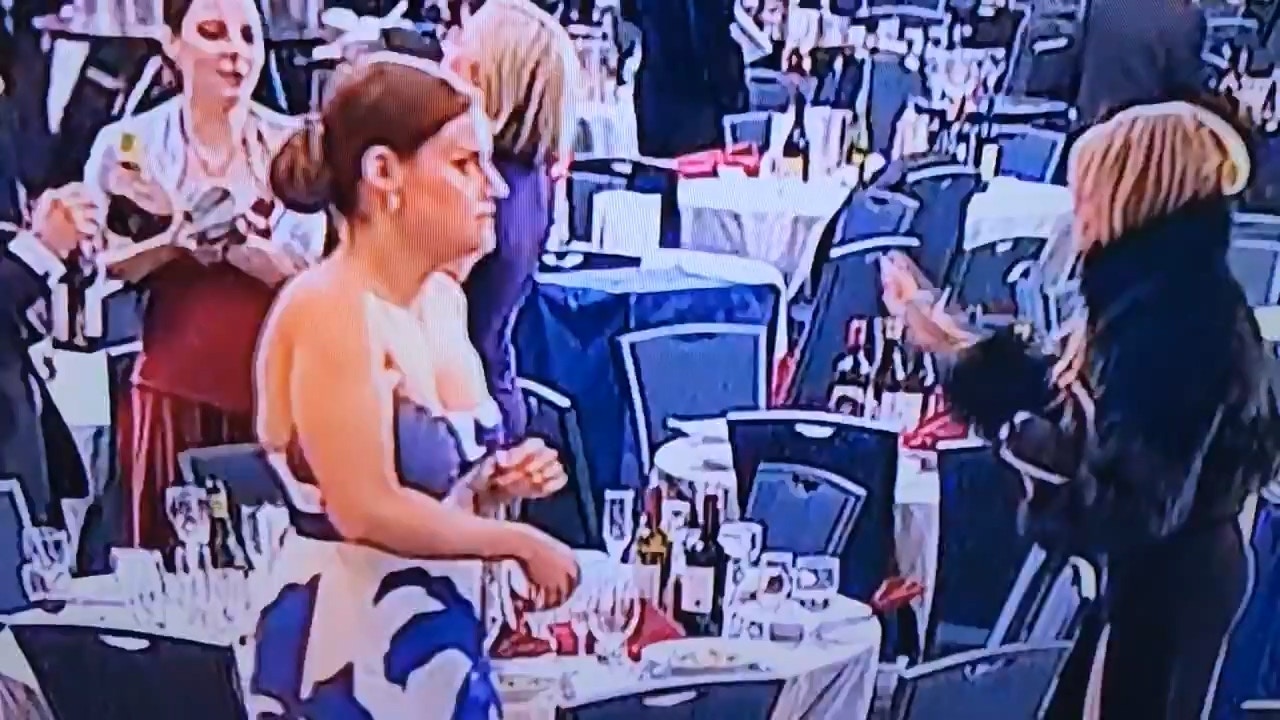 美国白宫记者协会晚宴发生枪击案,在事件过后的混乱场面中,有影片显示一名女子迅速从桌上拿取多瓶酒离开,引发网路热议。(图/翻摄自X@TeslaBoomerPapa)
