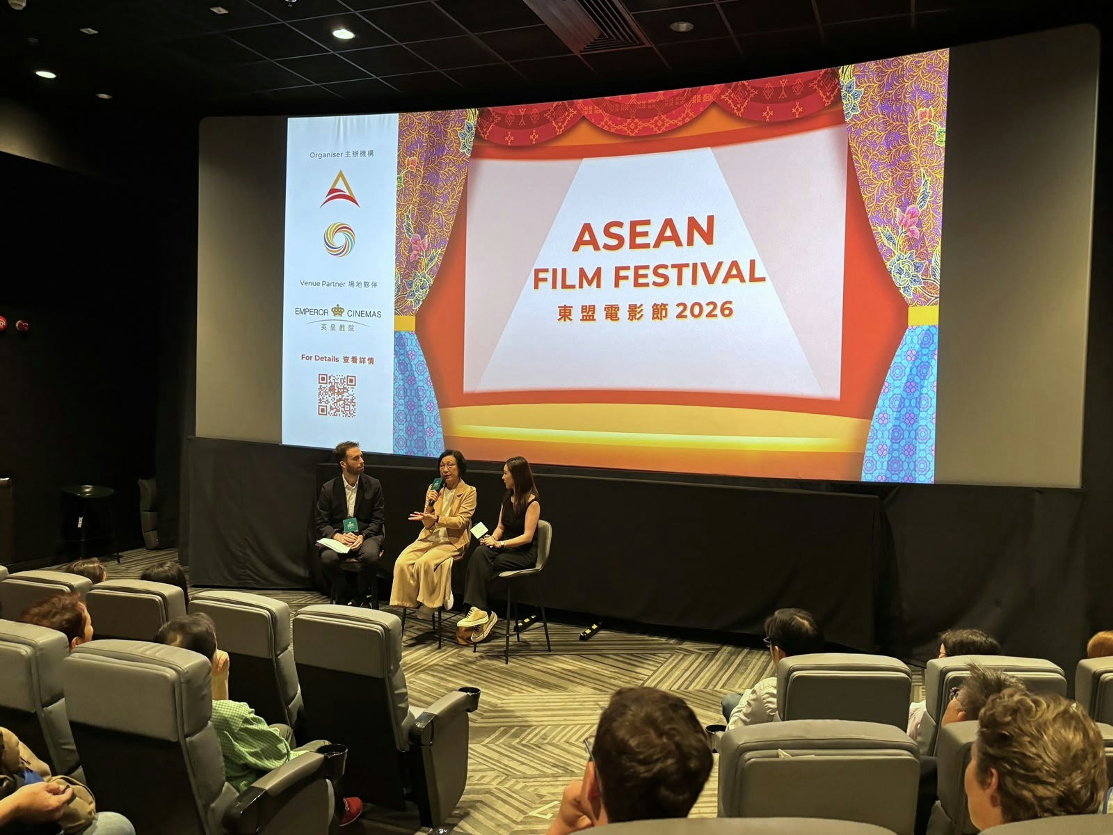 澳洲知名华裔导演、编剧及制片人陈宝玲(Pauline Chan)上周携2011年上映的中澳合拍电影作品《美丽谎言(33 Postcards)》来港参加本届东盟电影节,映后出席座谈会并接受《香港01》专访。(主办方供图)