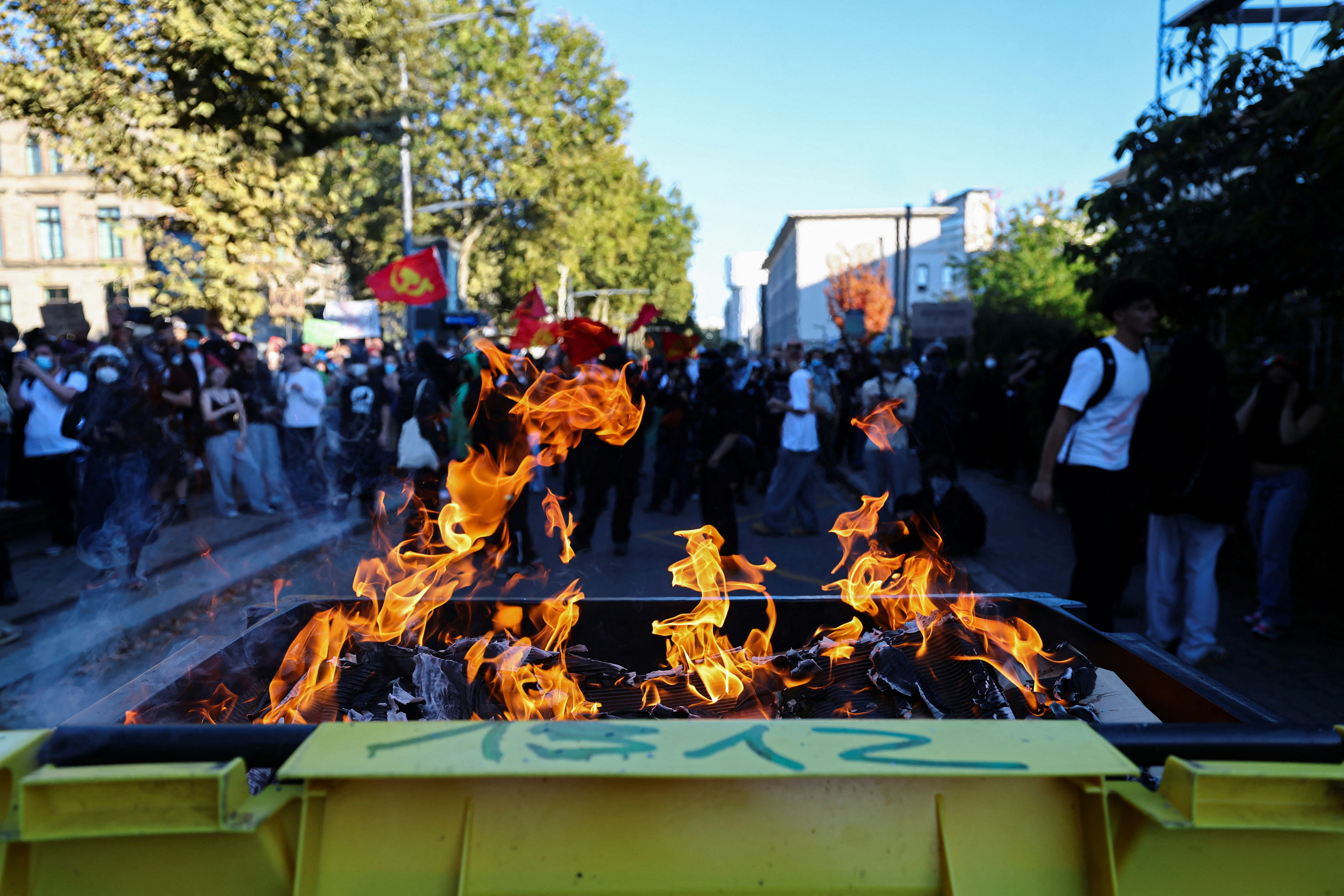 2026年10月6日,法国史特拉斯堡(Strasbourg)民众继续上街抗议,期间有垃圾箱被纵火。 (Reuters)