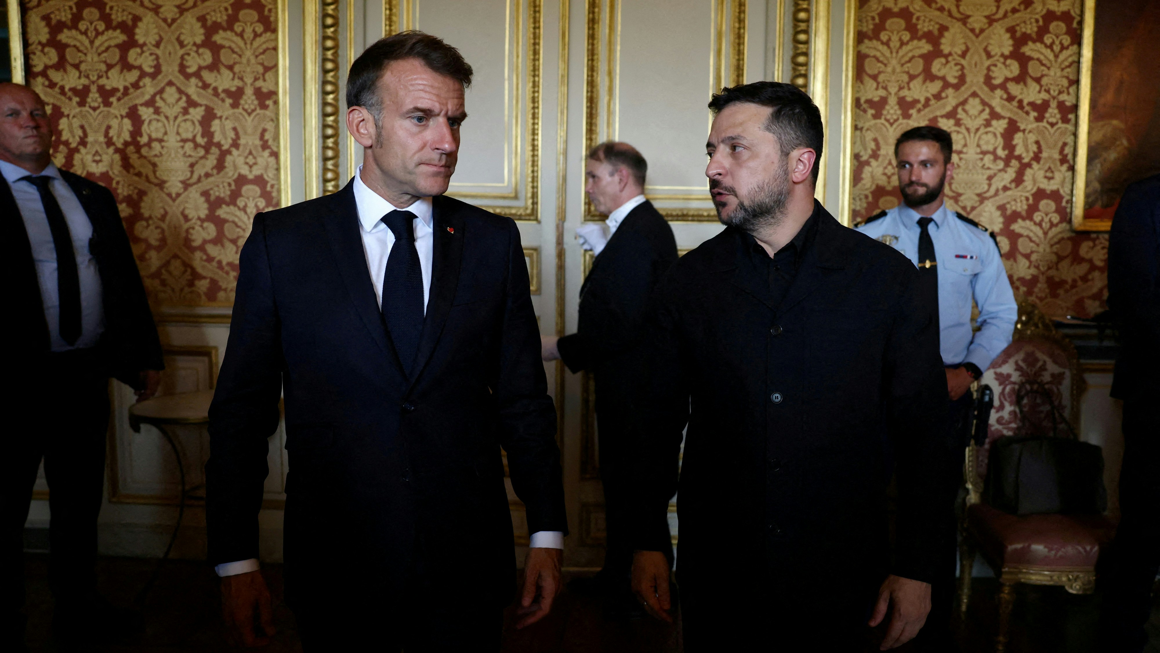 2026年7月13日,法国巴黎,总统马克龙(Emmanuel Macron,左)与乌克兰总统泽连斯基(Volodymyr Zelenskyy,右)参加完反弹道导弹一体化联盟会议后离开,随后与支持乌克兰的「自愿联盟」成员国举行会议。(Reuters)