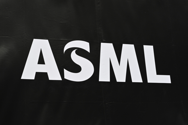 艾司摩爾(ASML)表示,客戶對芯片光刻設備的需求強勁,公司目前規劃的產能在2027年和2028年都無法完全滿足客戶需求,正在研議進一步提高產能的方法。(宋碧龍/大紀元)