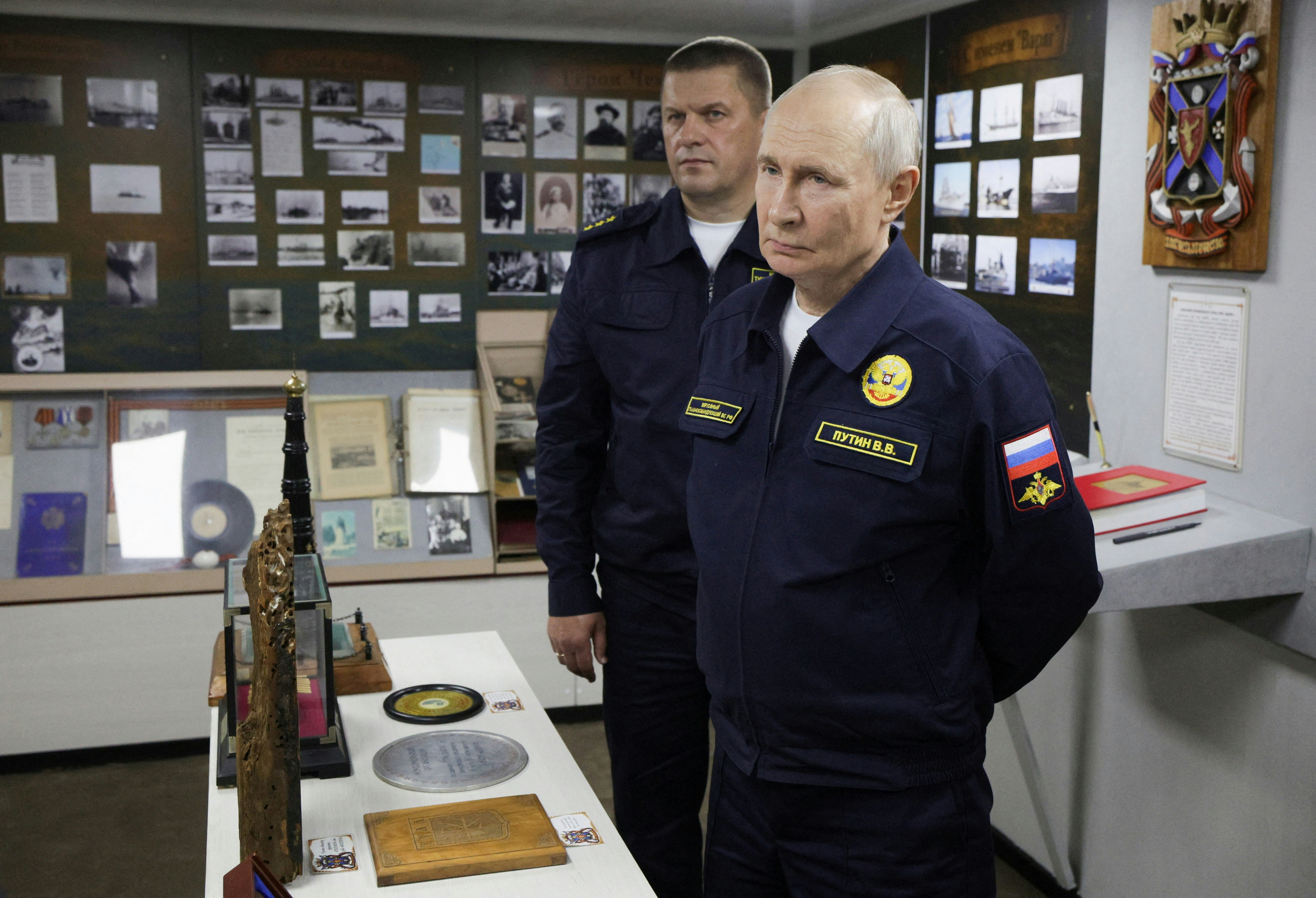 2026年8月12日,俄罗斯总统普京(Vladimir Putin,又译普丁或蒲亭)和太平洋舰队司令利纳(Viktor Liina)一同巡视太平洋舰队演习。(Reuters)