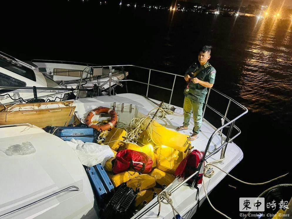 柬埔寨警方于9月23日在竹岛(Koh Russey)附近海域展开突击行动。(柬中时报)