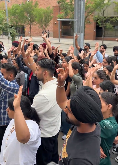 在求助无门下,约千名学生发起集会,抗议加大拿政府收紧留学生工作签证的安排。(X@RED FM™ CALGARY影片截图)