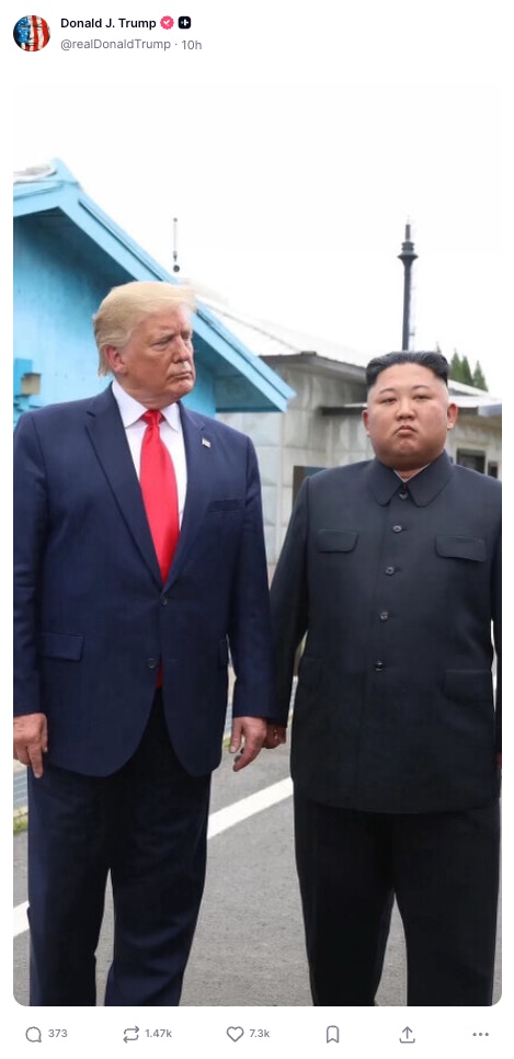 2026年8月24日,特朗普在社交平台上载自己与朝鲜领导人金正恩的合照,图为两人于2019年6月在朝鲜板门店举行第二次「特金会」时的合照。(截图自TruthSocial@realDonaldTrump)