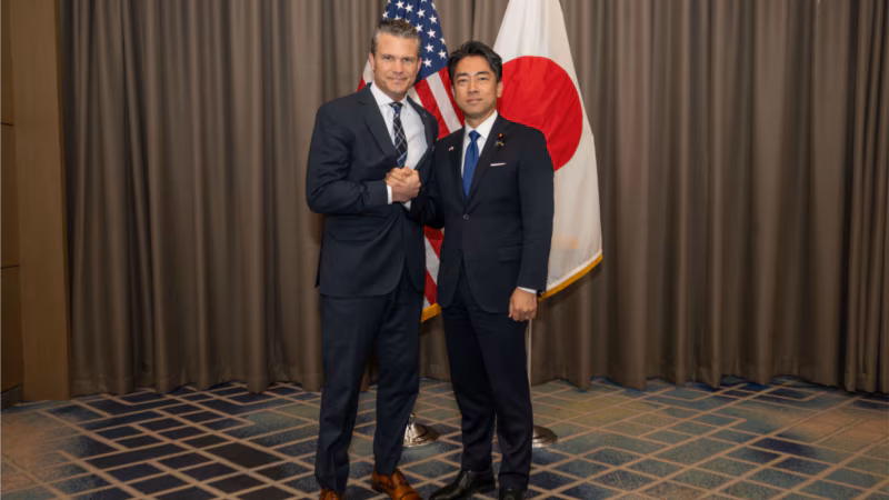 美国战争部长皮特·海格塞斯在官方X上发表与日本防卫大臣小泉进次郎,在菲律宾宿务举行的东盟防长扩大峰会间隙的合影。(2026年10月27日)