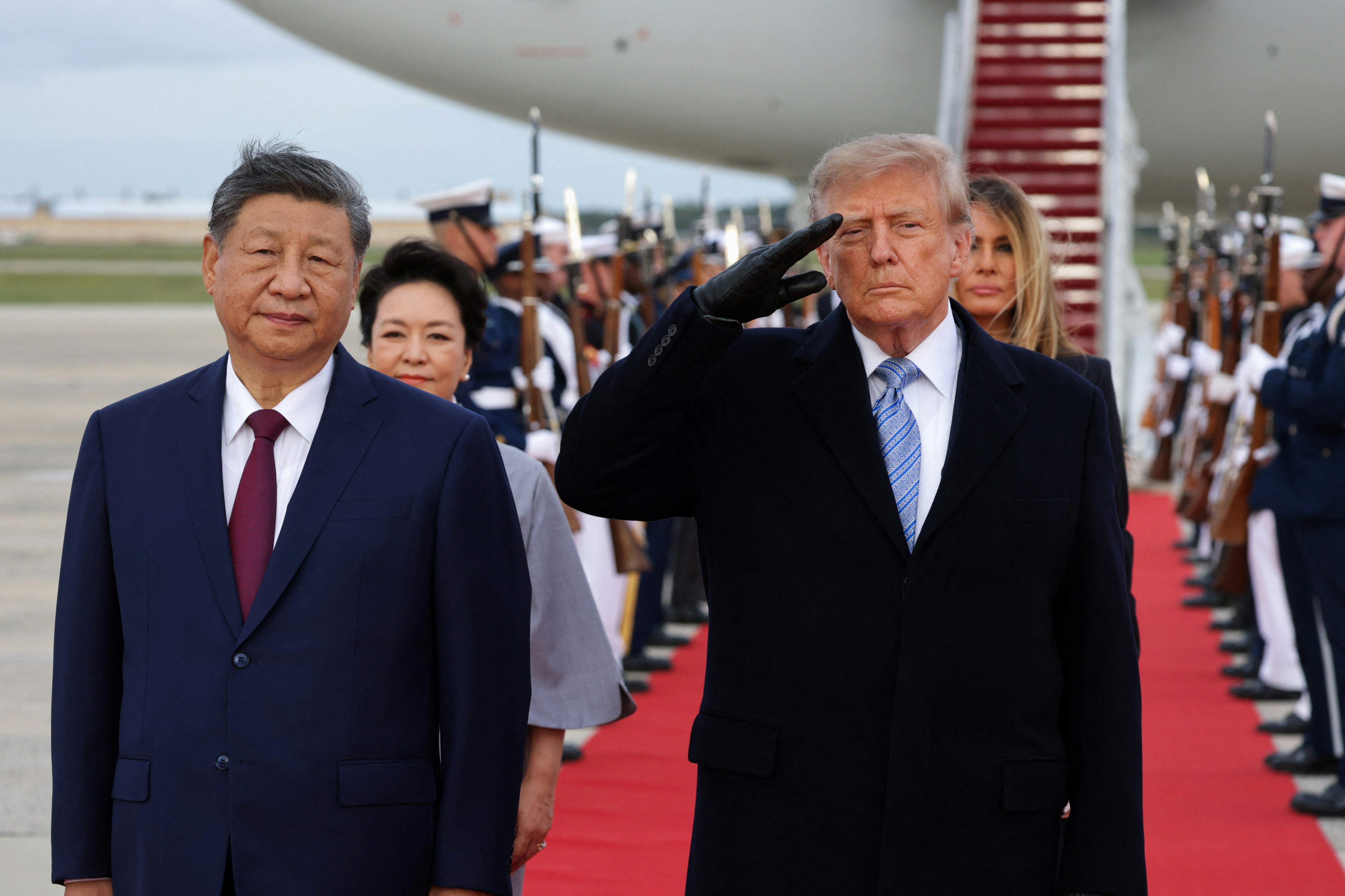 2026年9月23日,中国国家主席习近平抵达美国马里兰州安德鲁斯联合基地,准备对美国进行国事访问。图为特朗普在习近平主席身旁敬礼。 (Reuters)