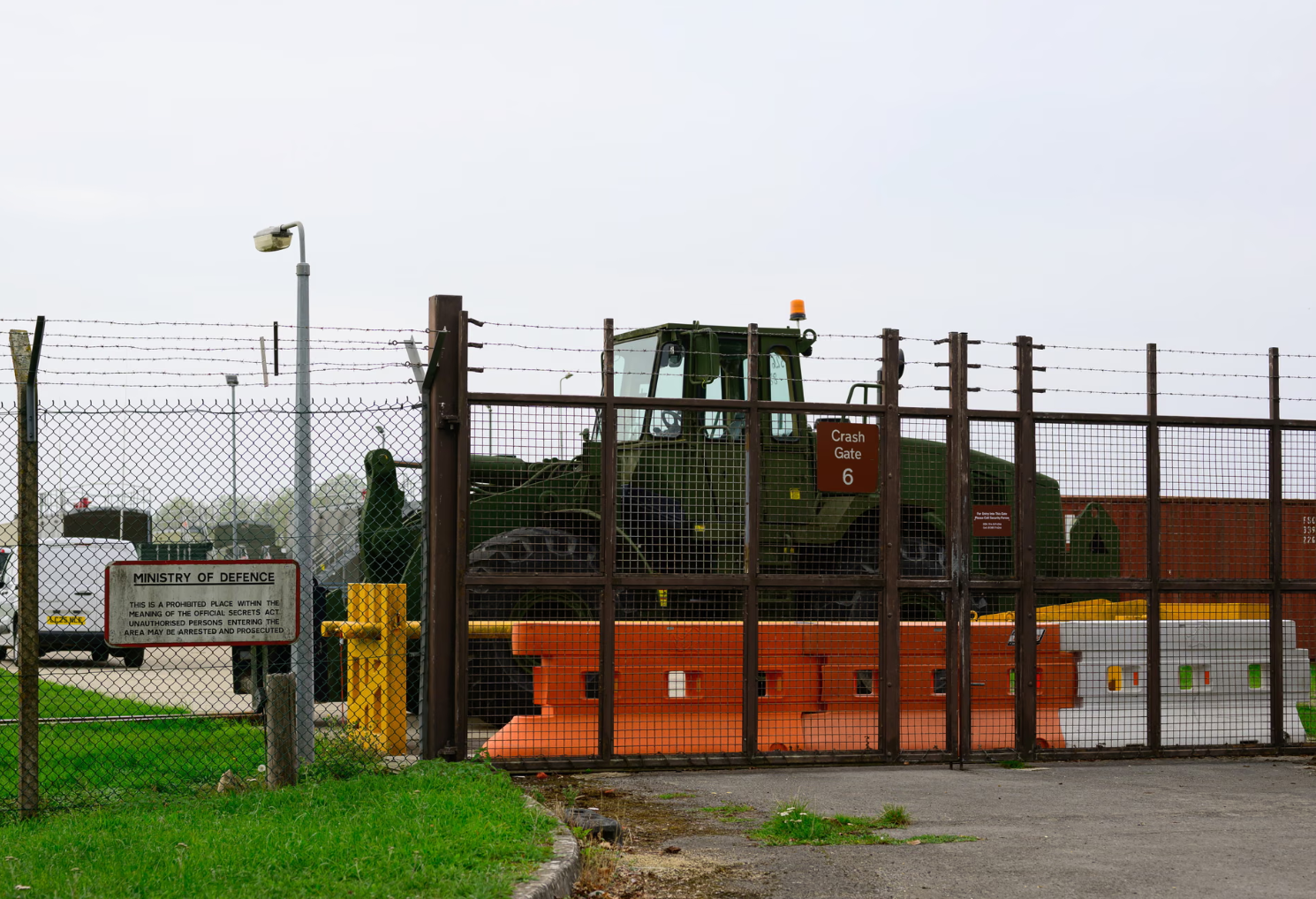 9月27日,一辆重型车辆停在空军基地大门前。